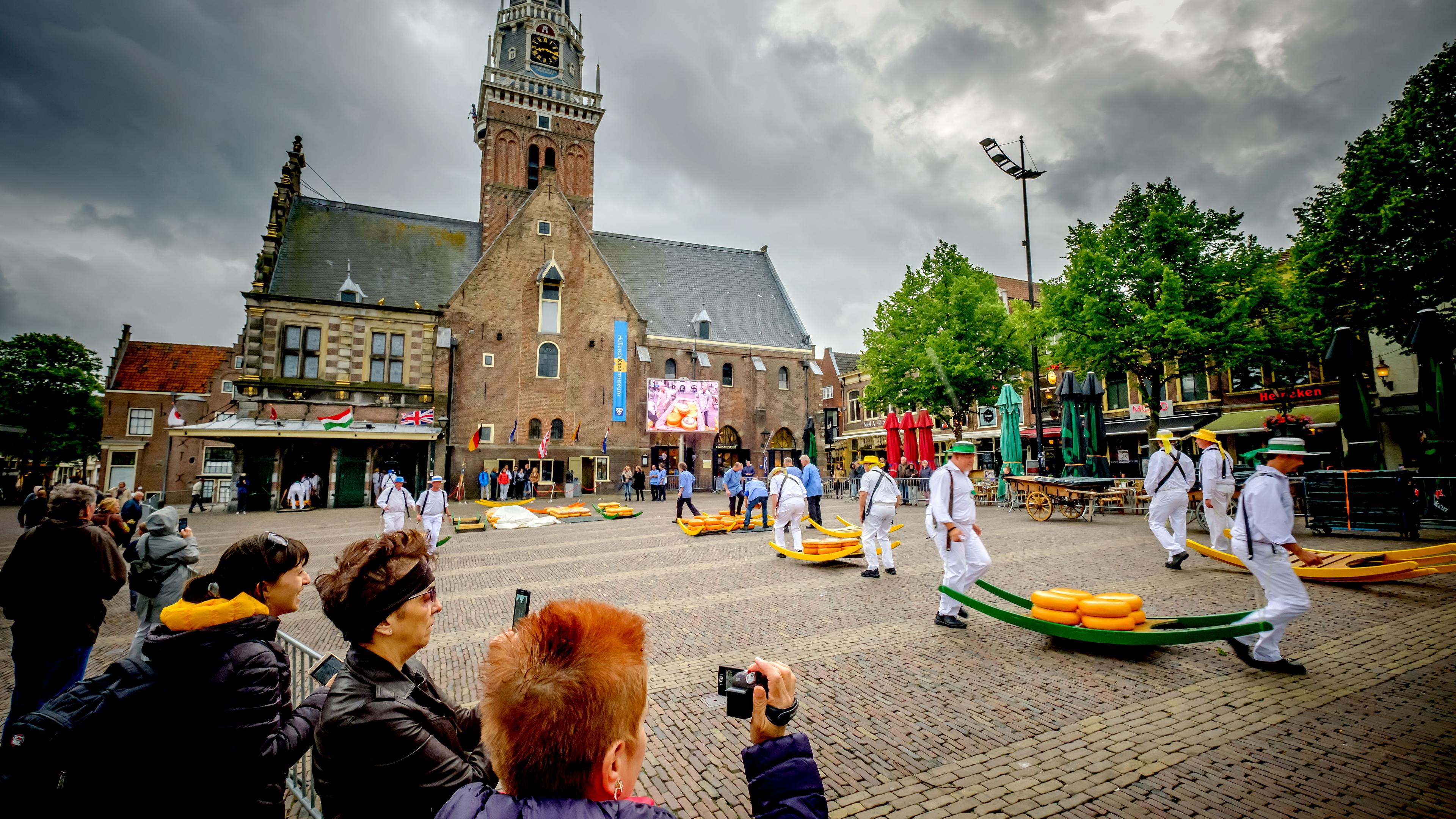Avondkaasmarkt afgelast vanwege voorspelde hitte. ’Uit respect voor de kaasdragers en de bezoekers’