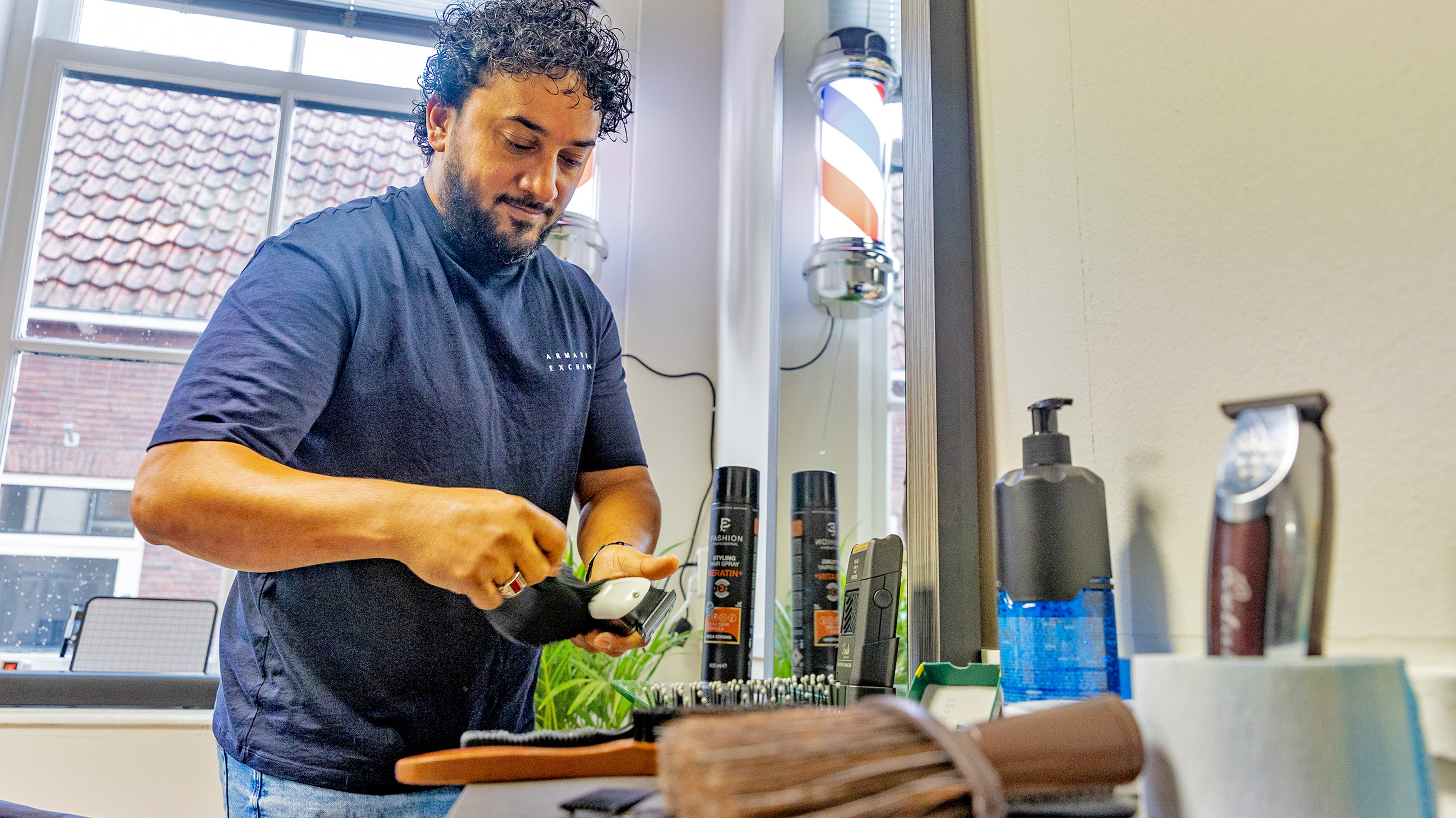 ‘Als je het zelf doet, dan gaat het scheef’. Libiër Jaser Masaoud is de nieuwe dorpsbarbier van De R