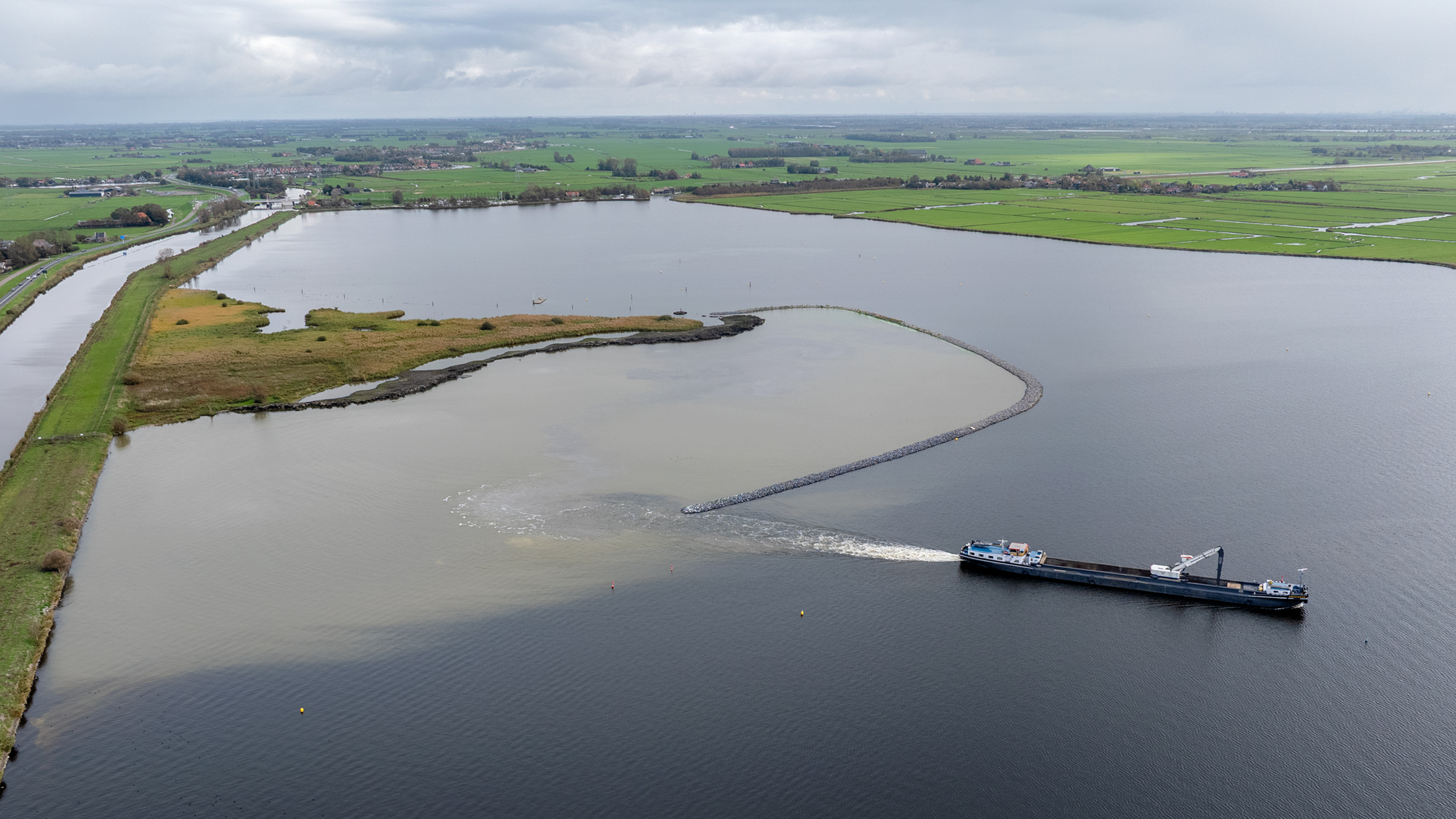 Boating on the Alkmaarder- and Uitgeestermeer and barbecuing in the developing nature reserve Saskerlei: sounds appealing, but is not allowed