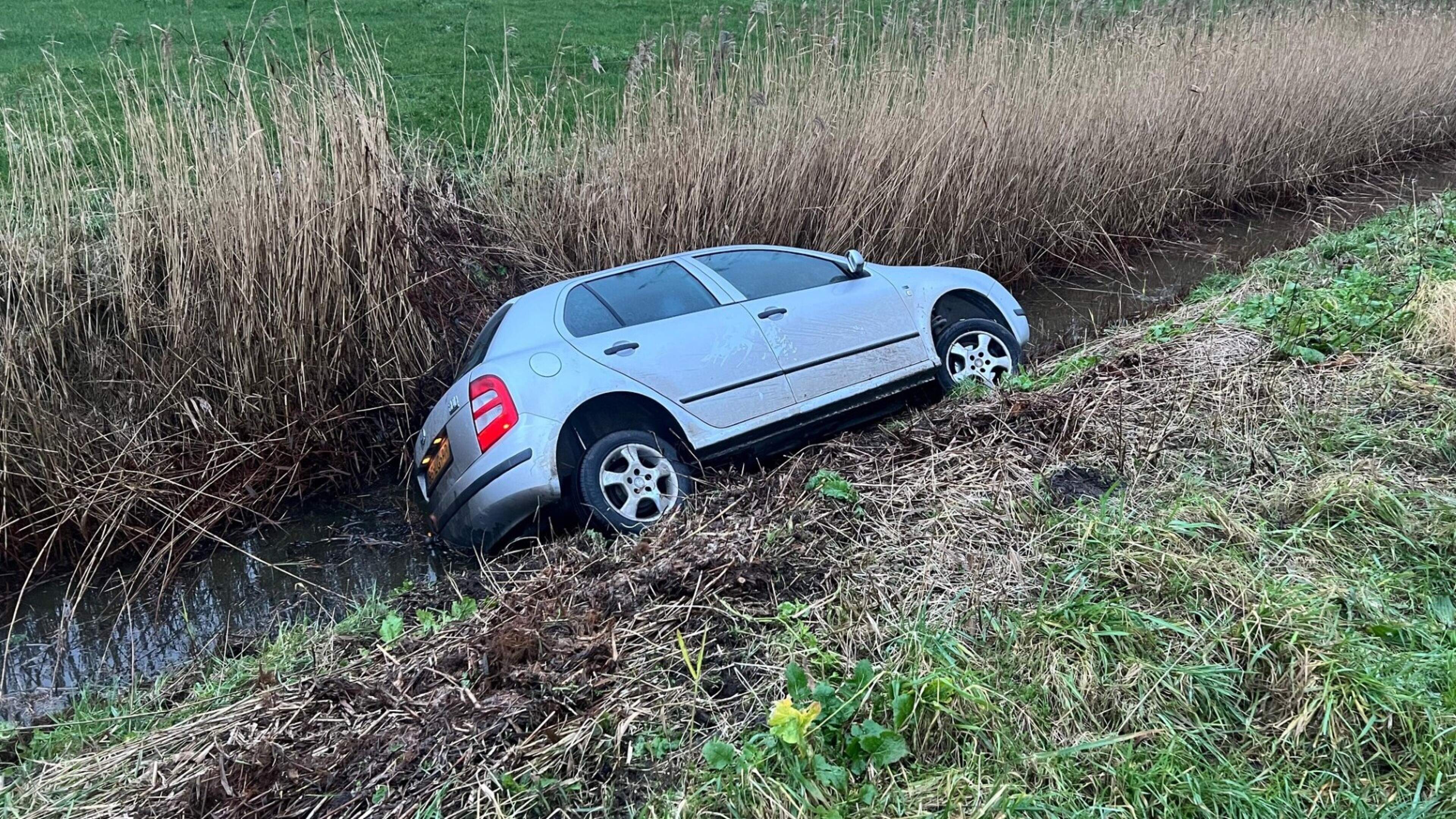 Auto te water in Hippolytushoef, bevroren wegdek boosdoener
