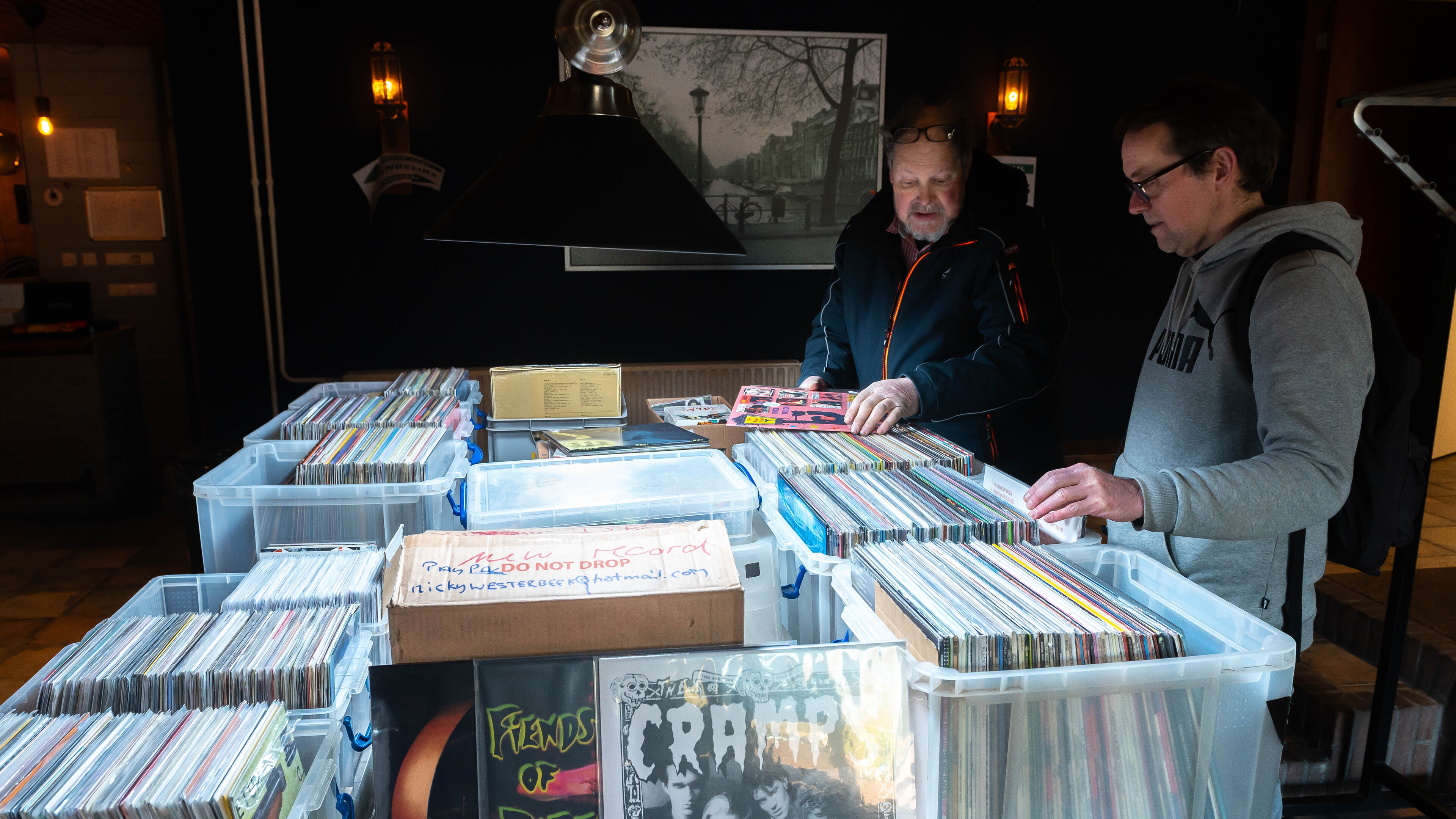 Ilpendam graaft in kratten vol elpees