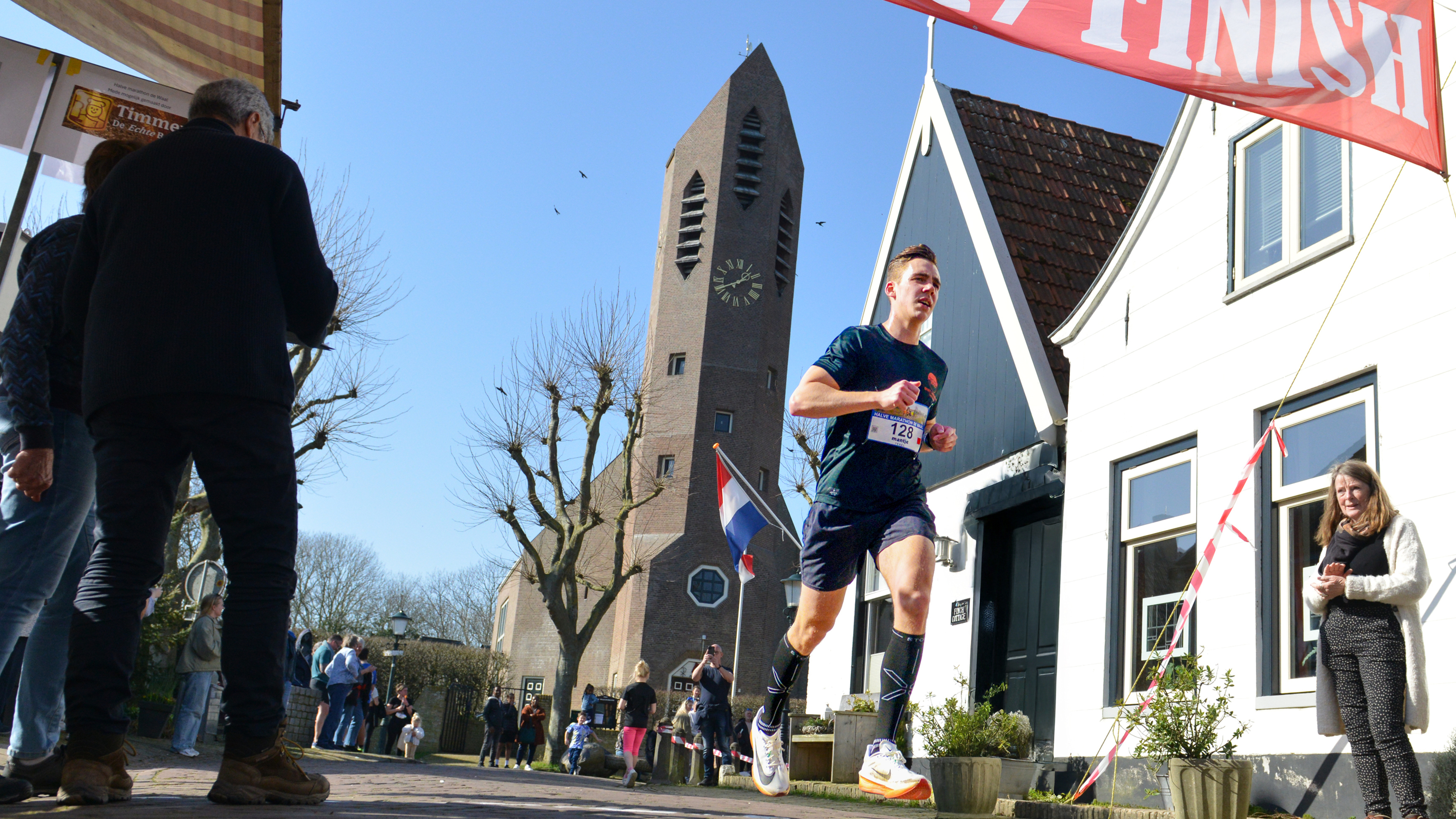 Roy van Sprang laat iedereen zijn hielen zien in De Waal. ’Ik wilde even kijken hoe het met mijn vor