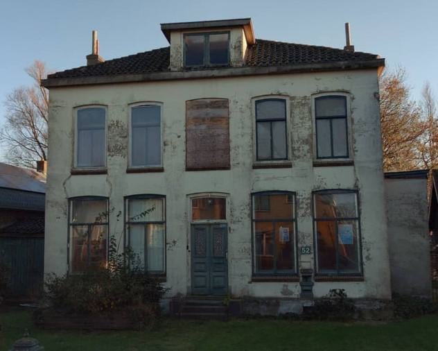 Vervallen villa en oude boomgaard aan Raadhuisstraat in Oosthuizen maken plaats voor achttien woning