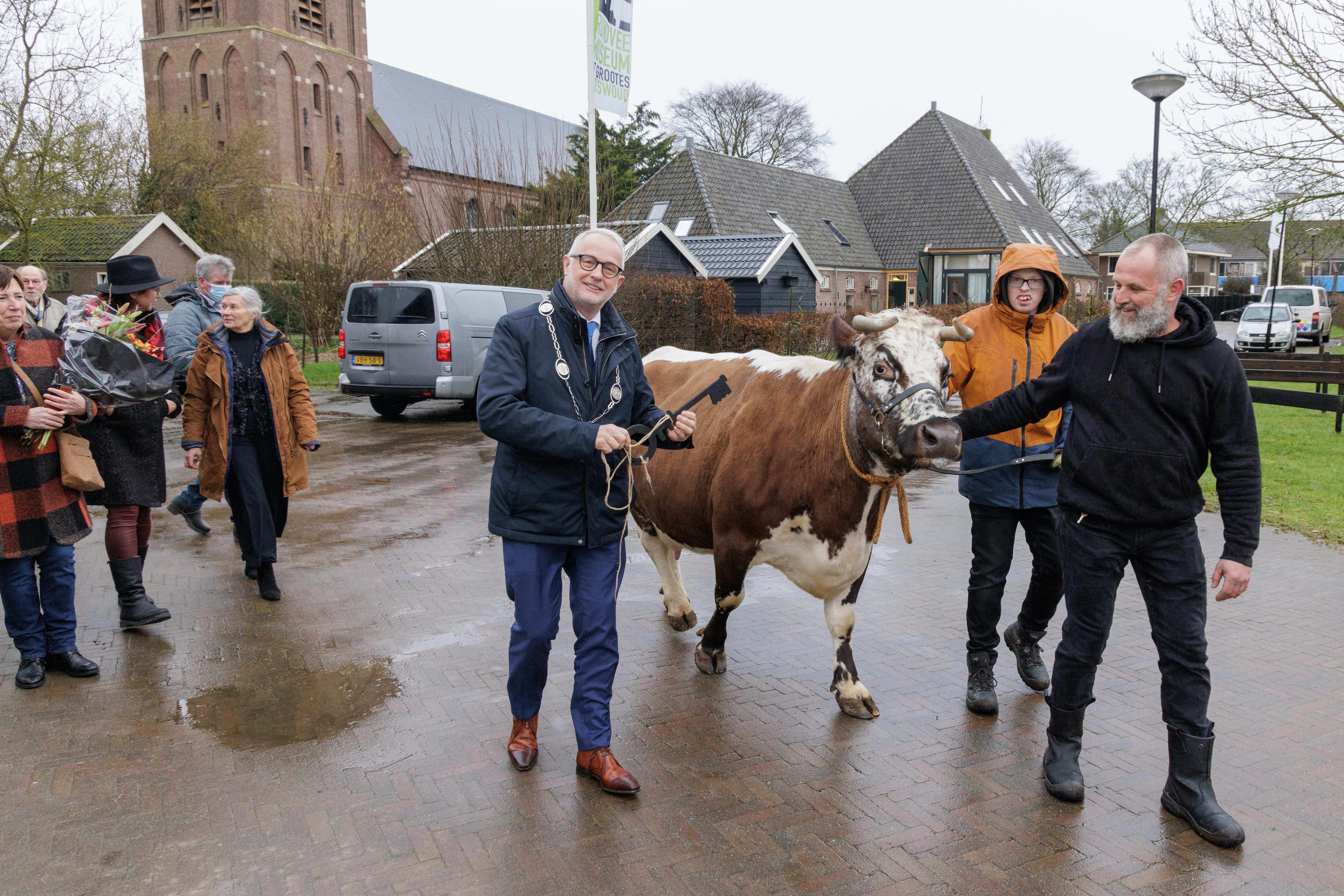 ’Klus geklaard met hete adem van koeien in onze nek’. Emotionele heropening Rundveemuseum na rampzal