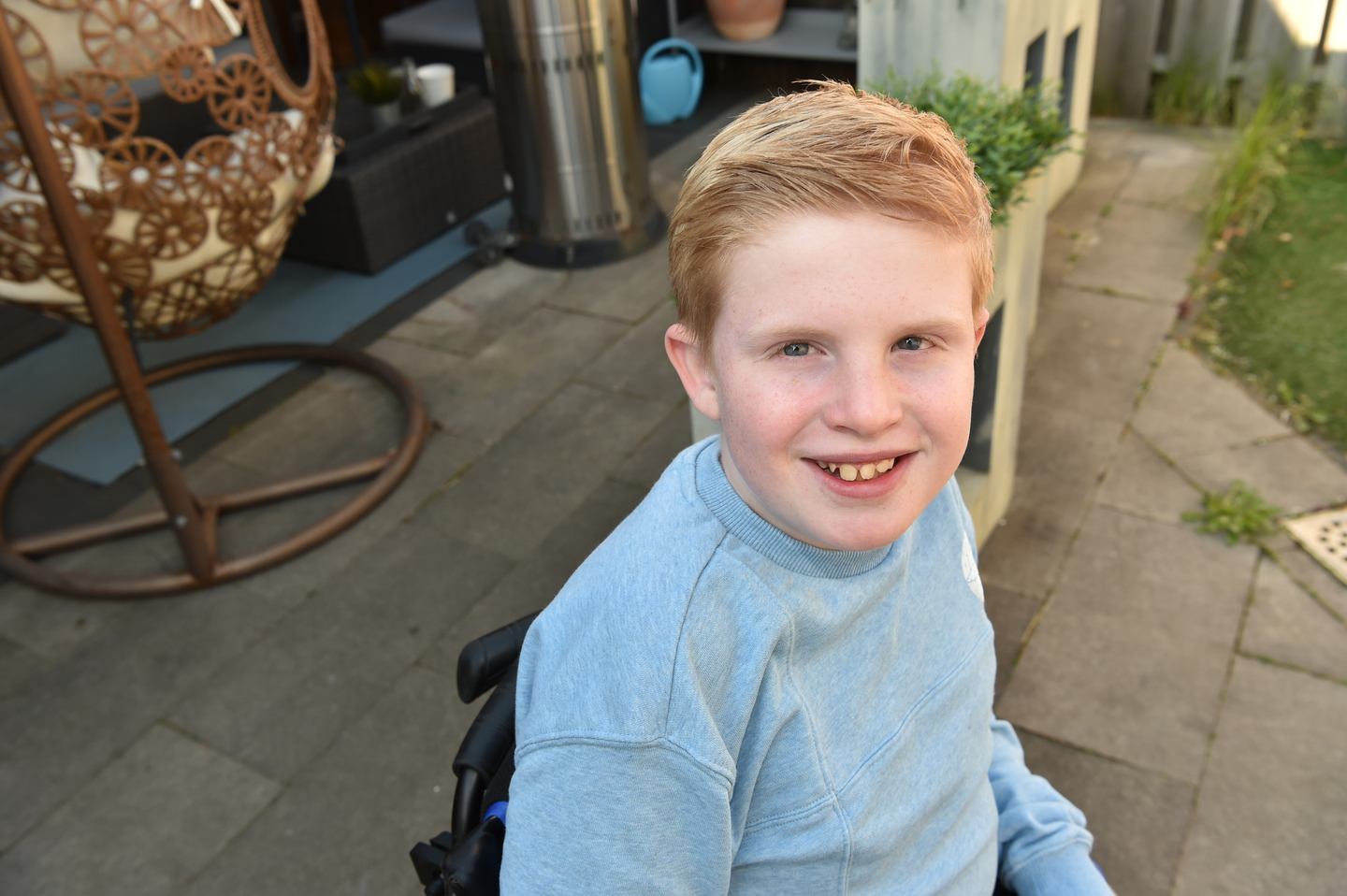 Kick (12) kan niet goed lopen, maar gaat desondanks met een glimlach