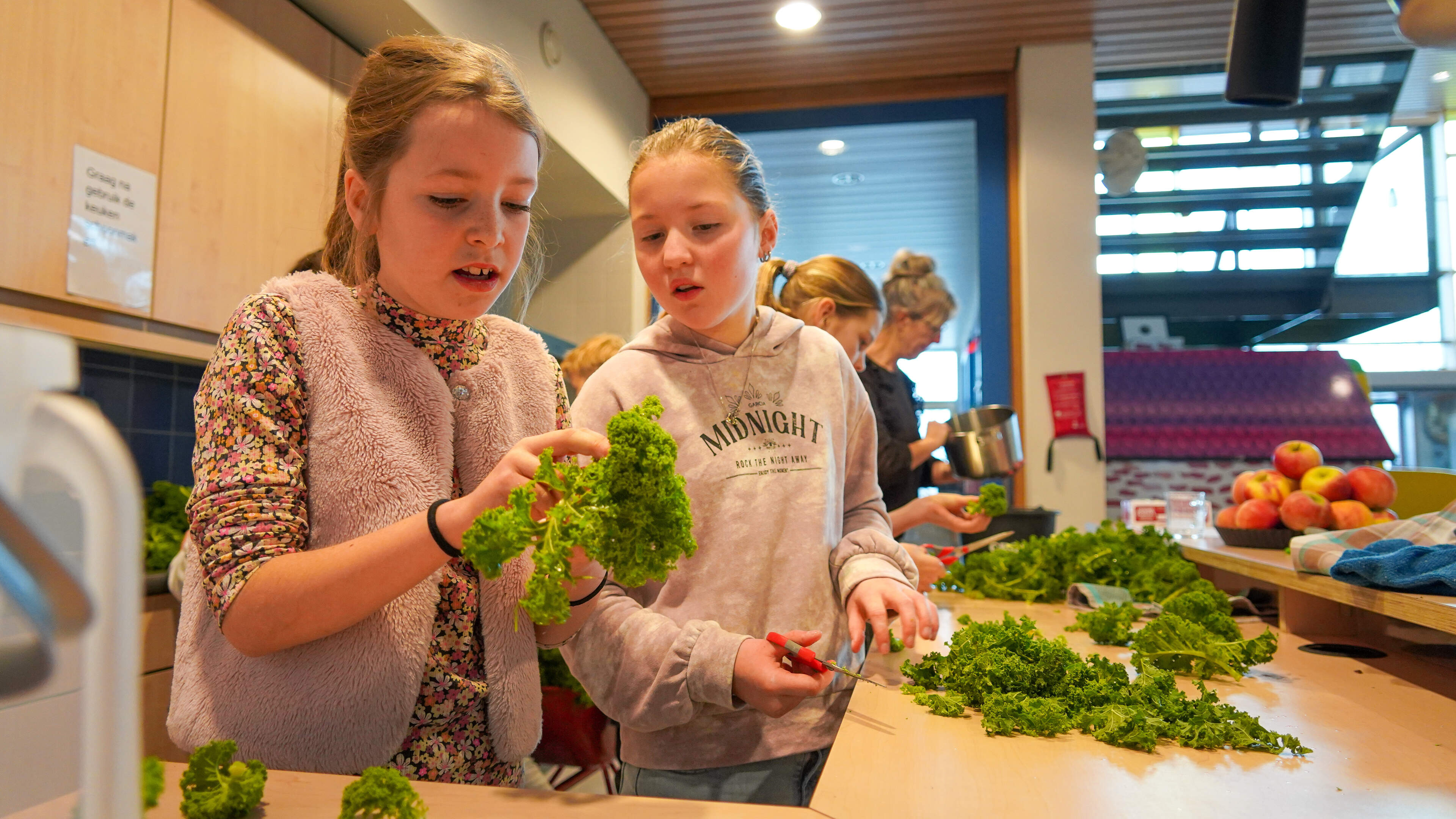 Boerenkool met worst ter afsluiting schooltuinjaar op Bavoschool Ursem. ‘Boerenkool is het lekkerst 