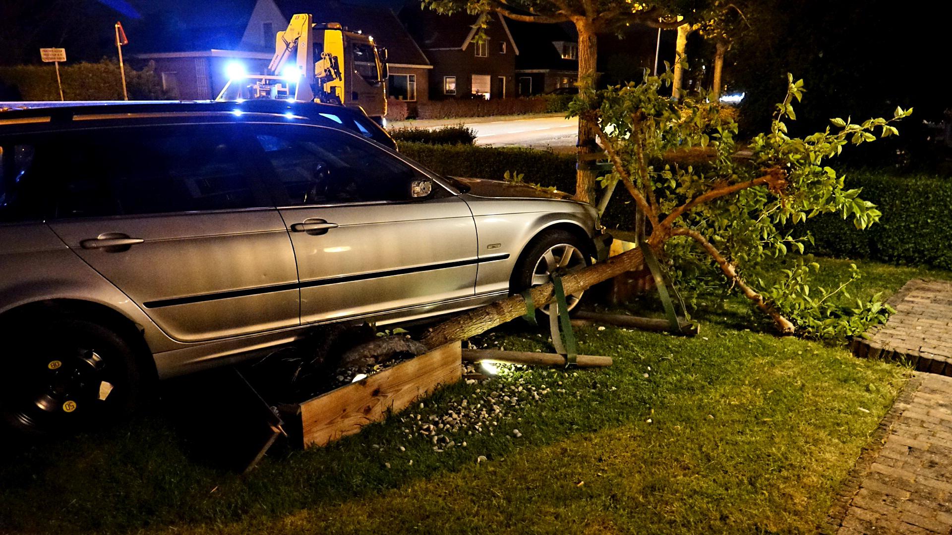 Auto vliegt uit bocht, ramt auto en komt tot stilstand tegen boom in voortuin van woning De Goorn. B