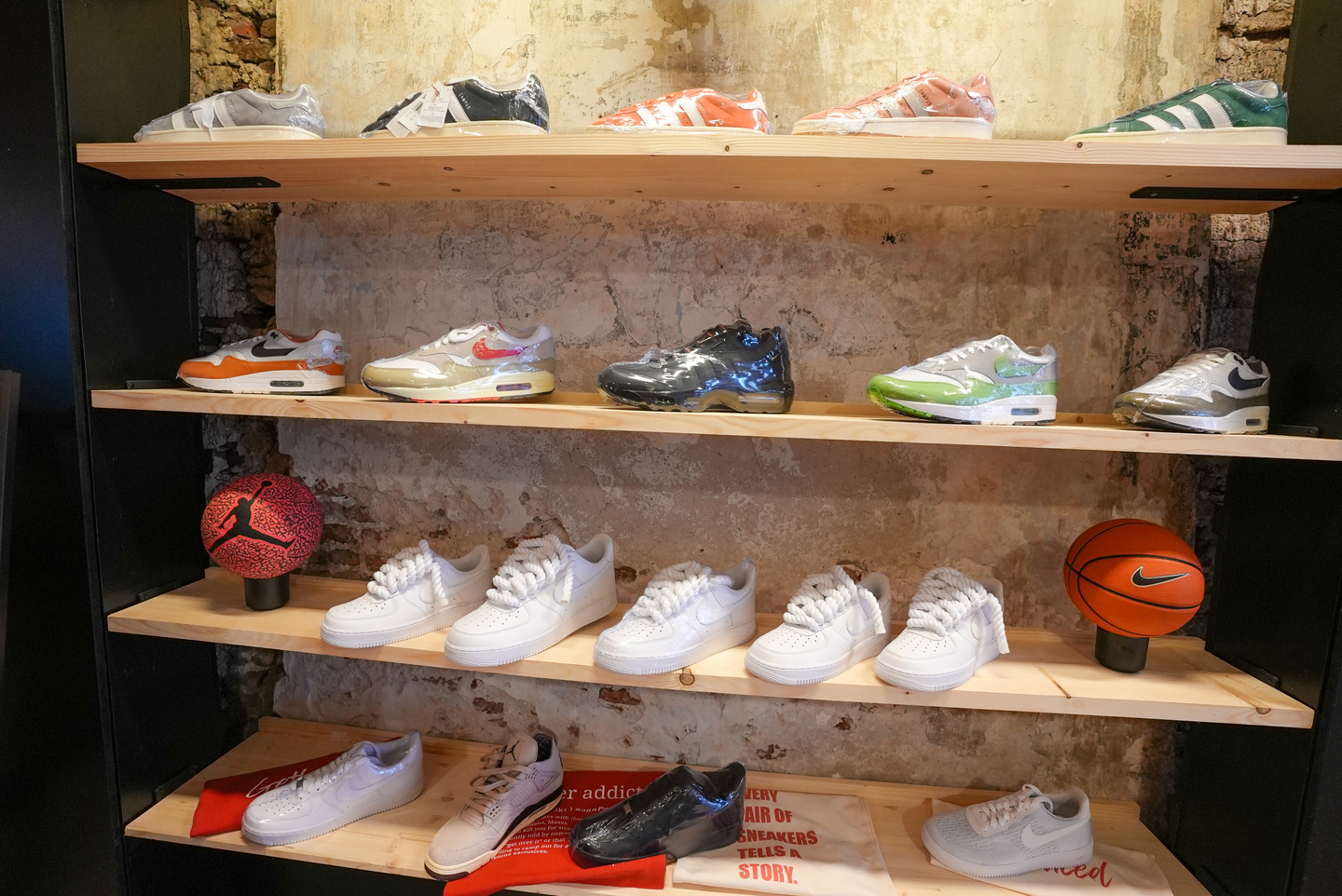 Kobe (23) verkoopt in nieuwe winkel zeldzame sneakers aan Purmerendse  liefhebbers zoals hij: 'Hier dragen ze veel Nike Air Max' | Noordhollands  Dagblad