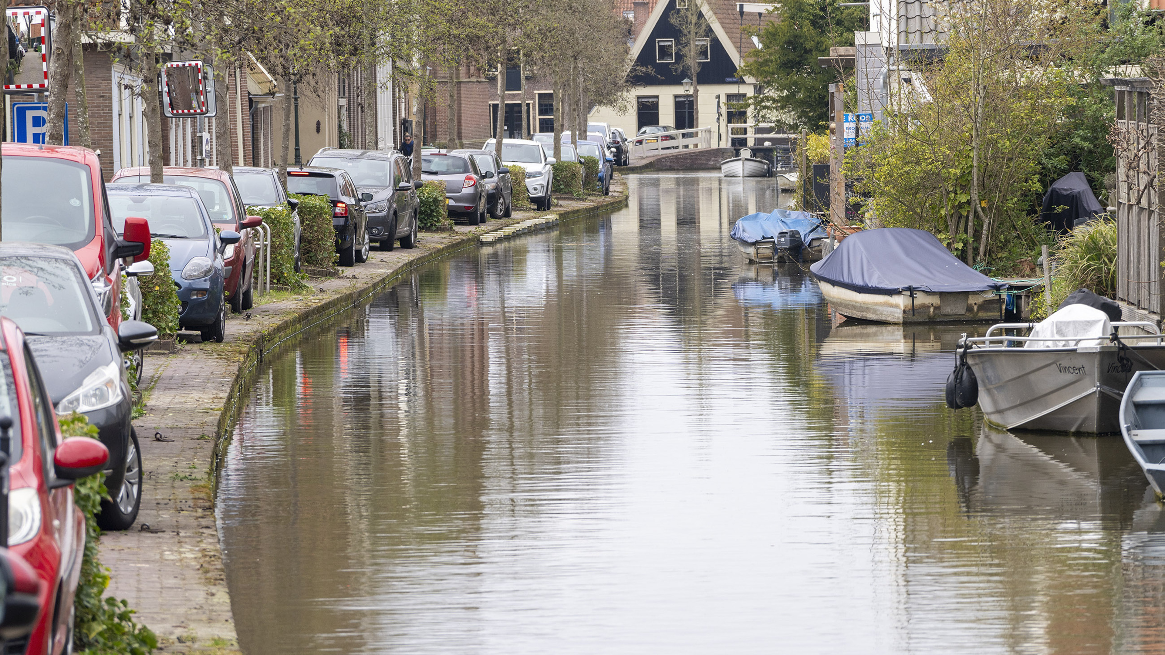 Grindstrook nodig, want kademuur Tuingracht De Rijp verzakt te snel. Grondige restauratie volgt in 2