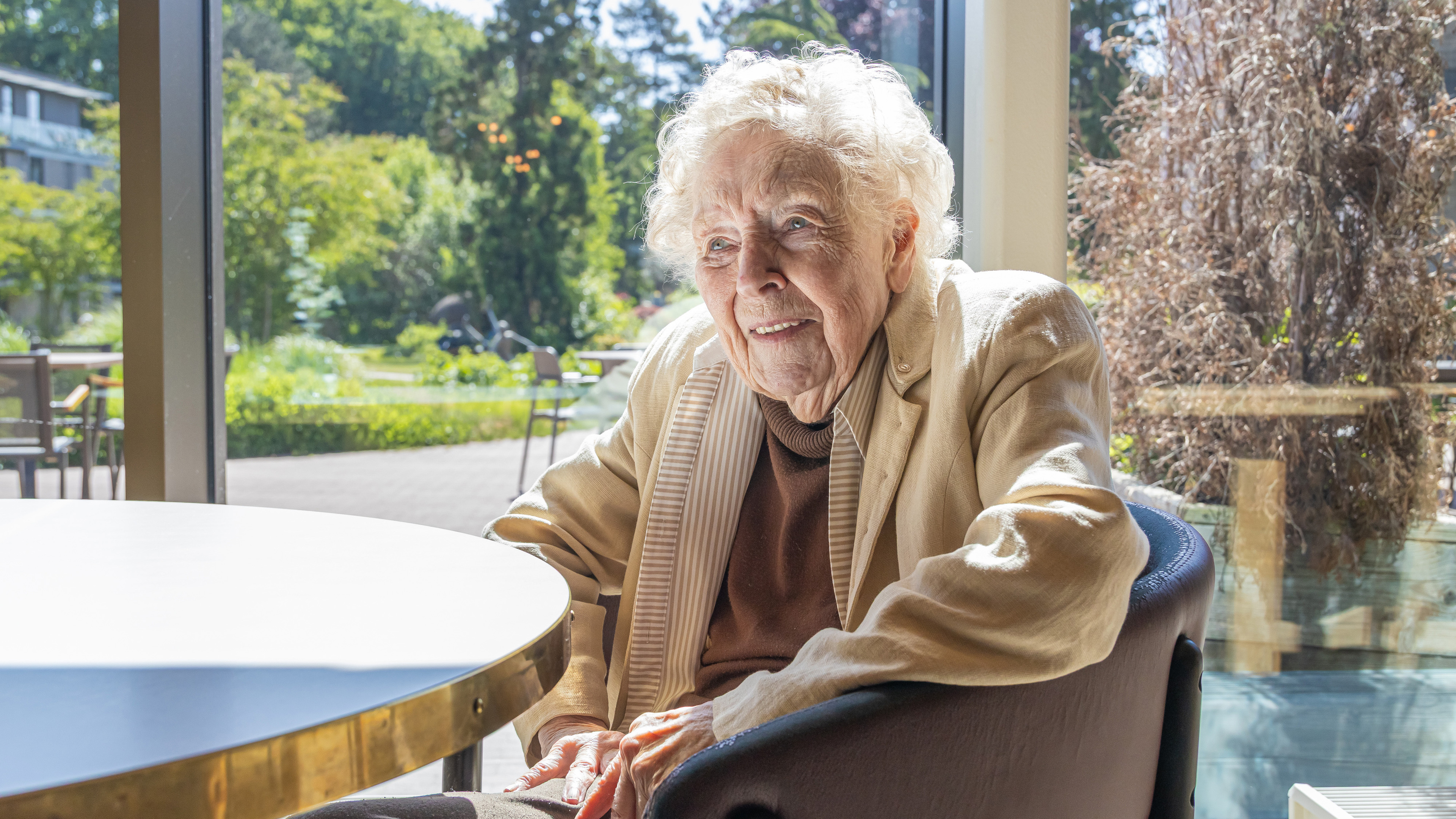 ’Ach, je moet ook een beetje geluk hebben. Ik ben een bofferd.’ Coby Timp (95) speelt oma in WDO-fil