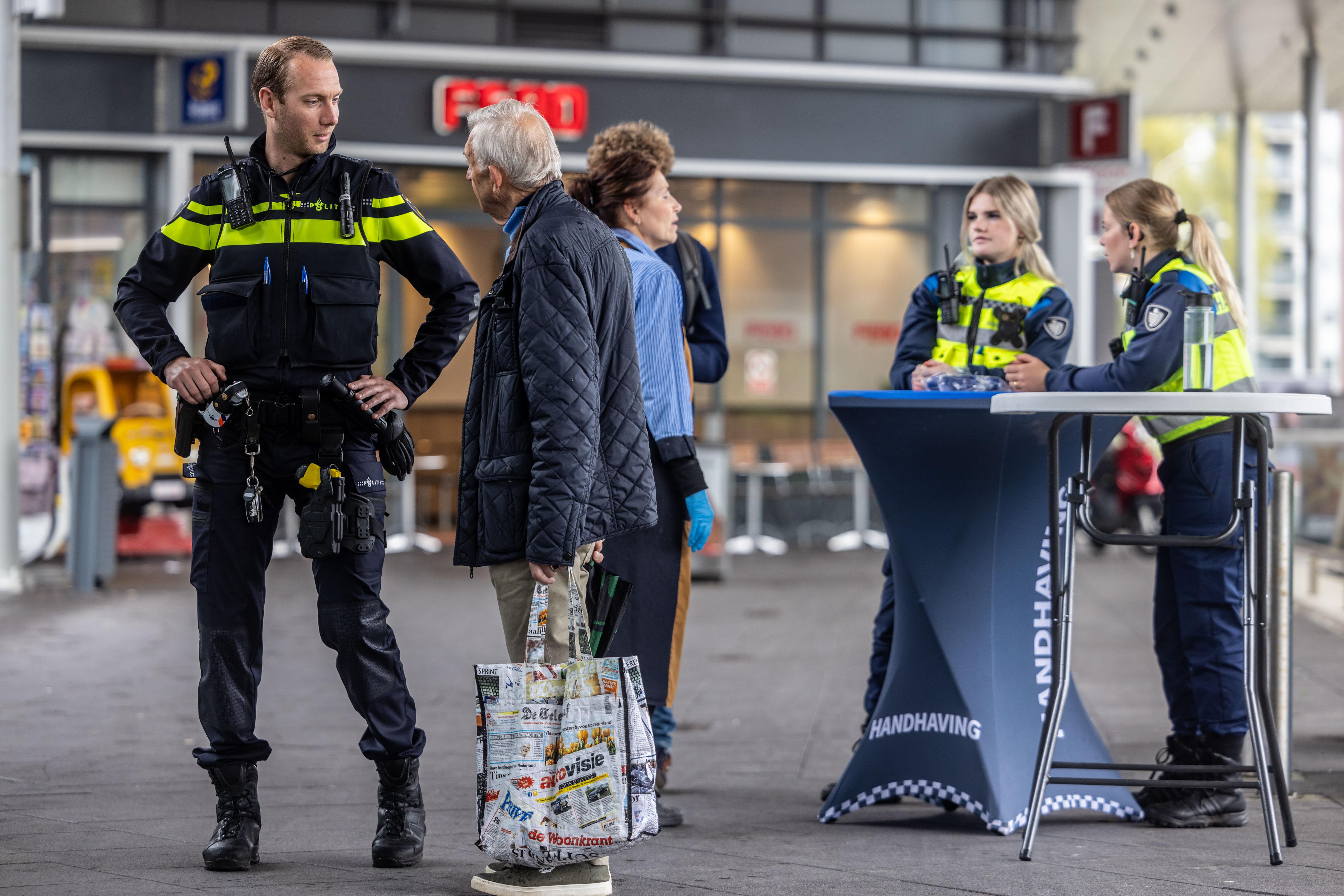 Wijkagent houdt spreekuur bij Winkelcentrum Weidevenne in Purmerend om te horen wat er speelt onder 