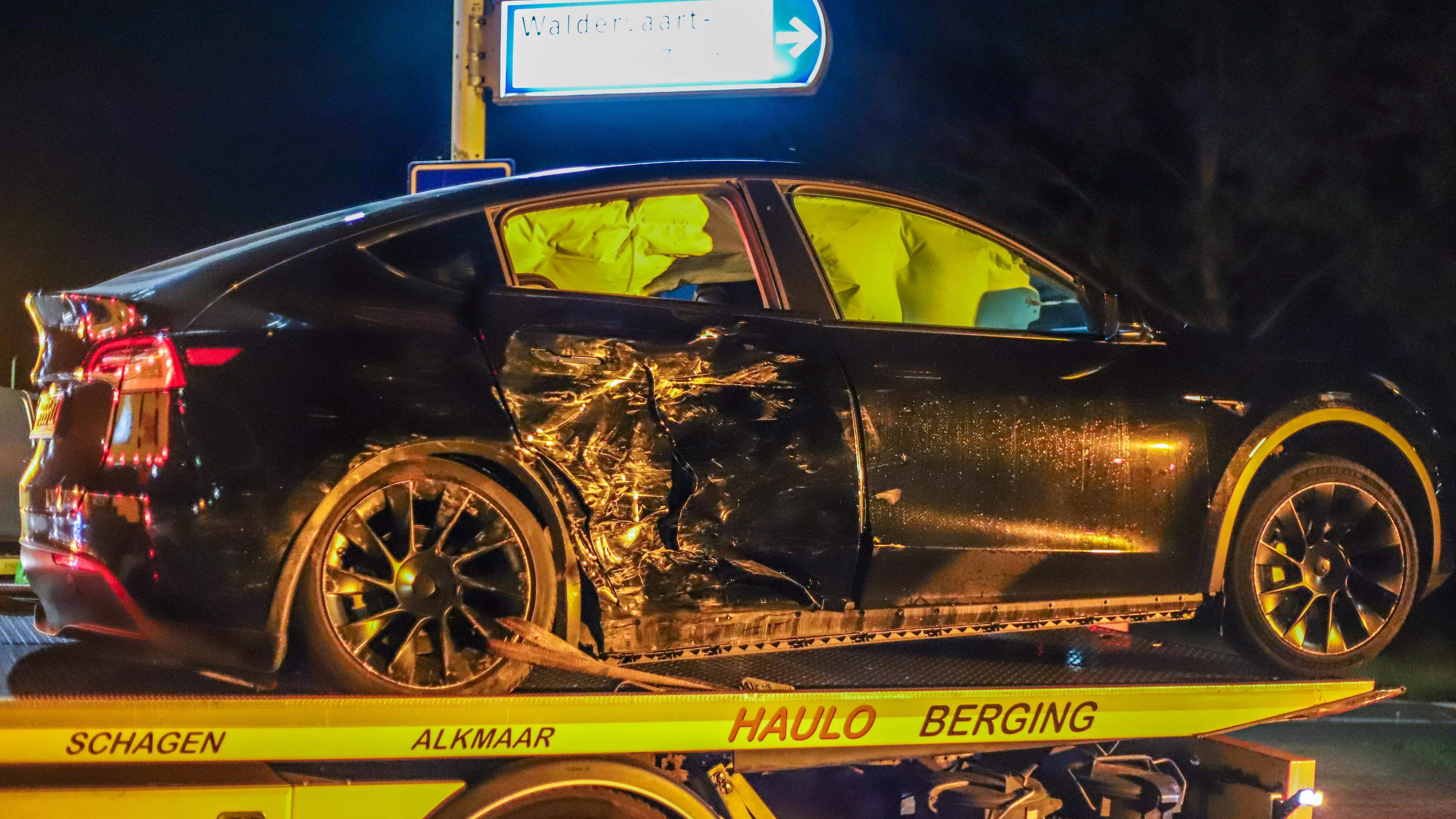 112 nieuws: Veel schade bij botsing tussen auto en busje in Schagen, automobilist aangehouden