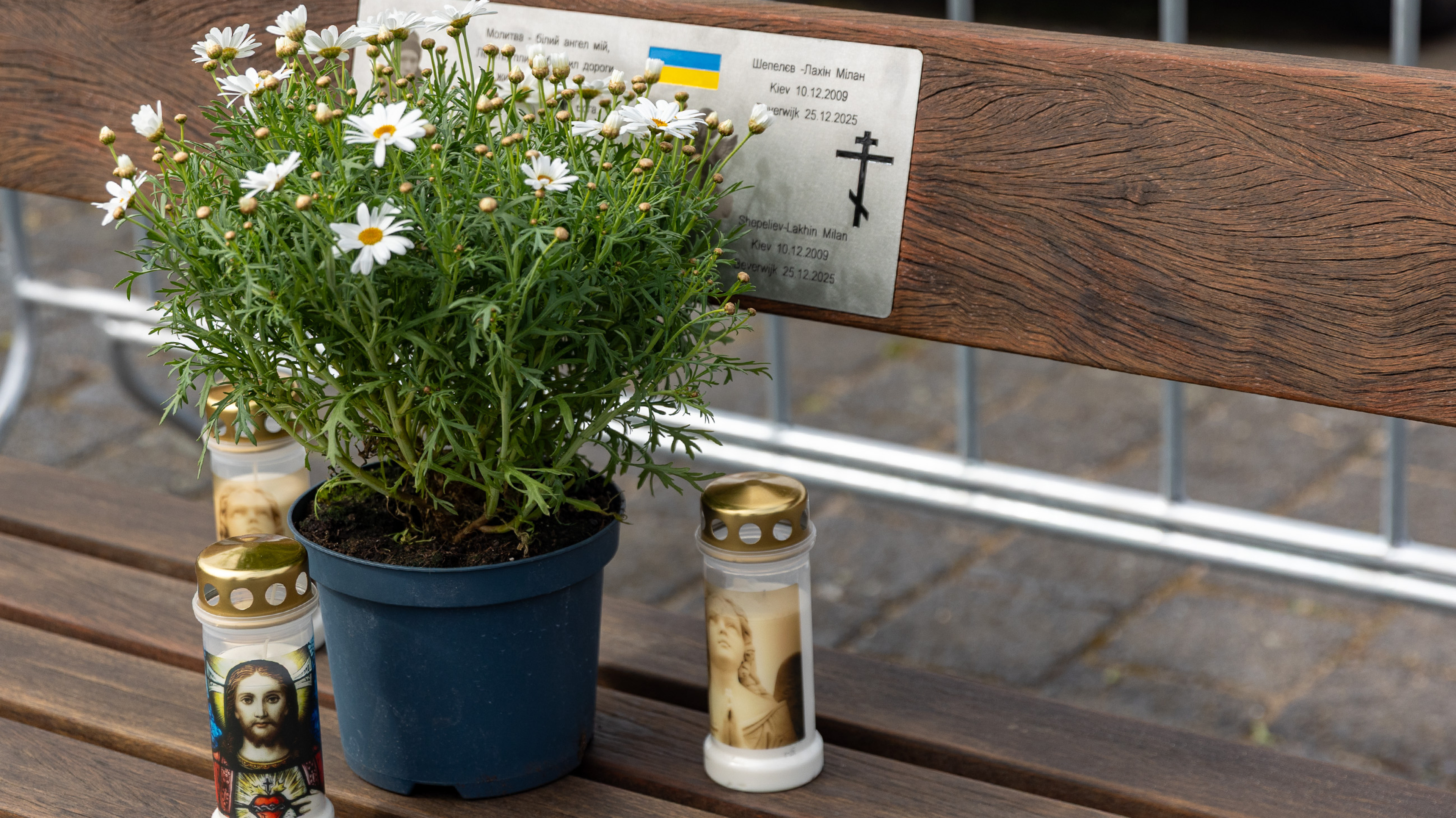 Memorial plaque for Milan (16) placed on bench at Handelskade in Beverwijk