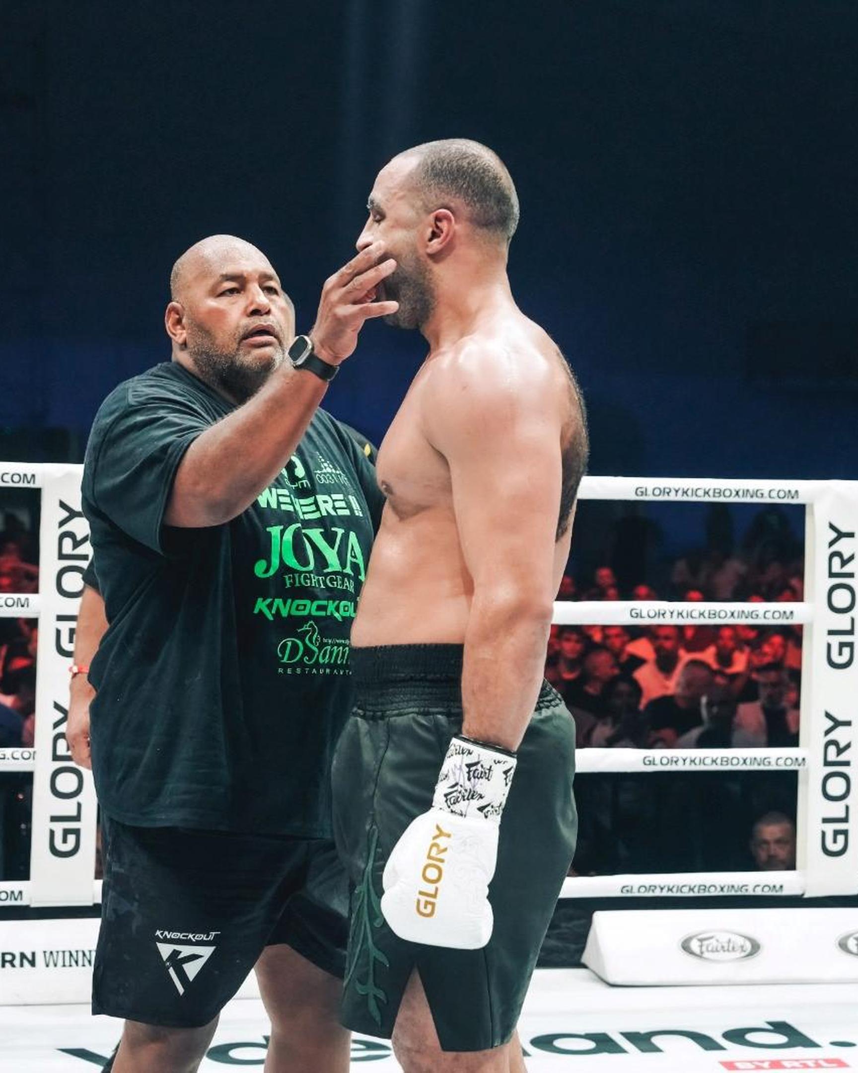 Badr Hari (38) voelt dat de toptijd achter hem ligt en stopt. Hij verwacht  dat Glory een afscheidswedstrijd voor hem regelt | IJmuider Courant