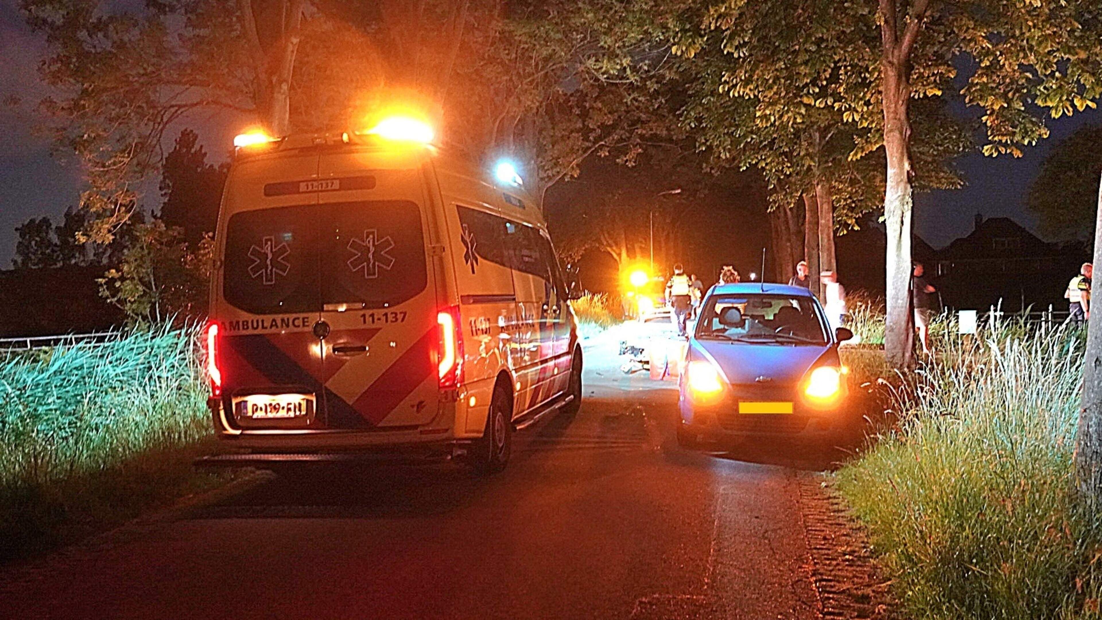 Scooterrijder gewond bij botsing met geparkeerde auto in Wijdewormer; lantaarnpalen werkten niet