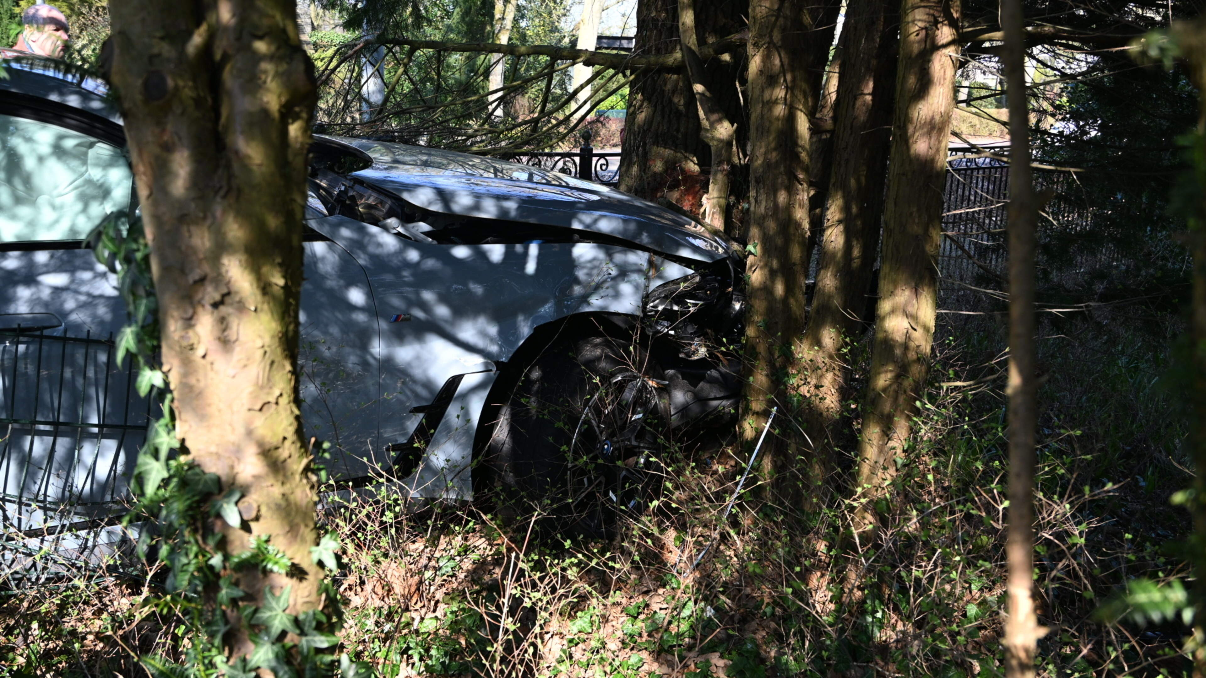 Car crashes into tree in Castricum, driver injured