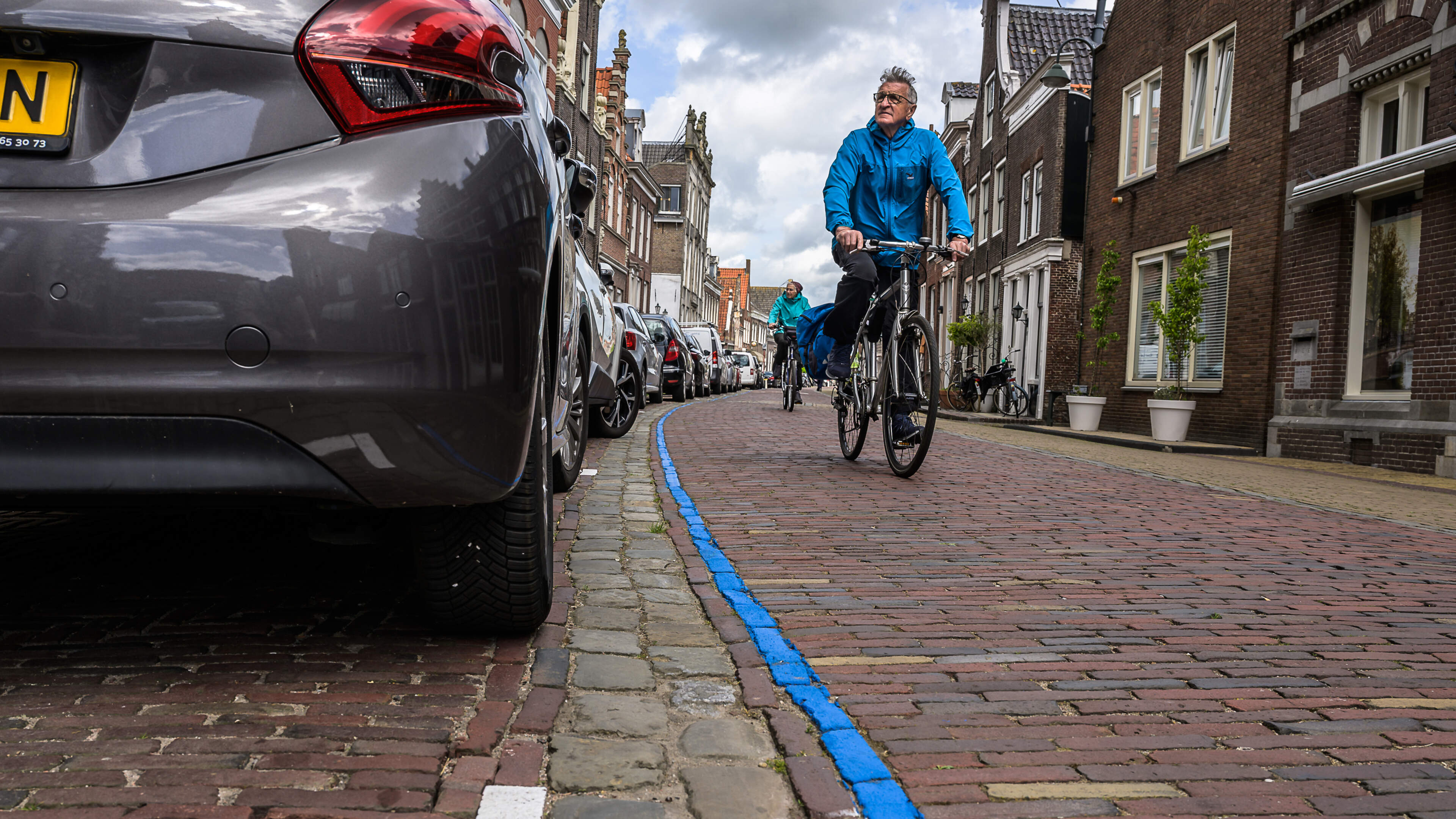 Gemeente mag van rechter blauwe strepen blijven trekken in hartje Monnickendam, tot chagrijn van Ver