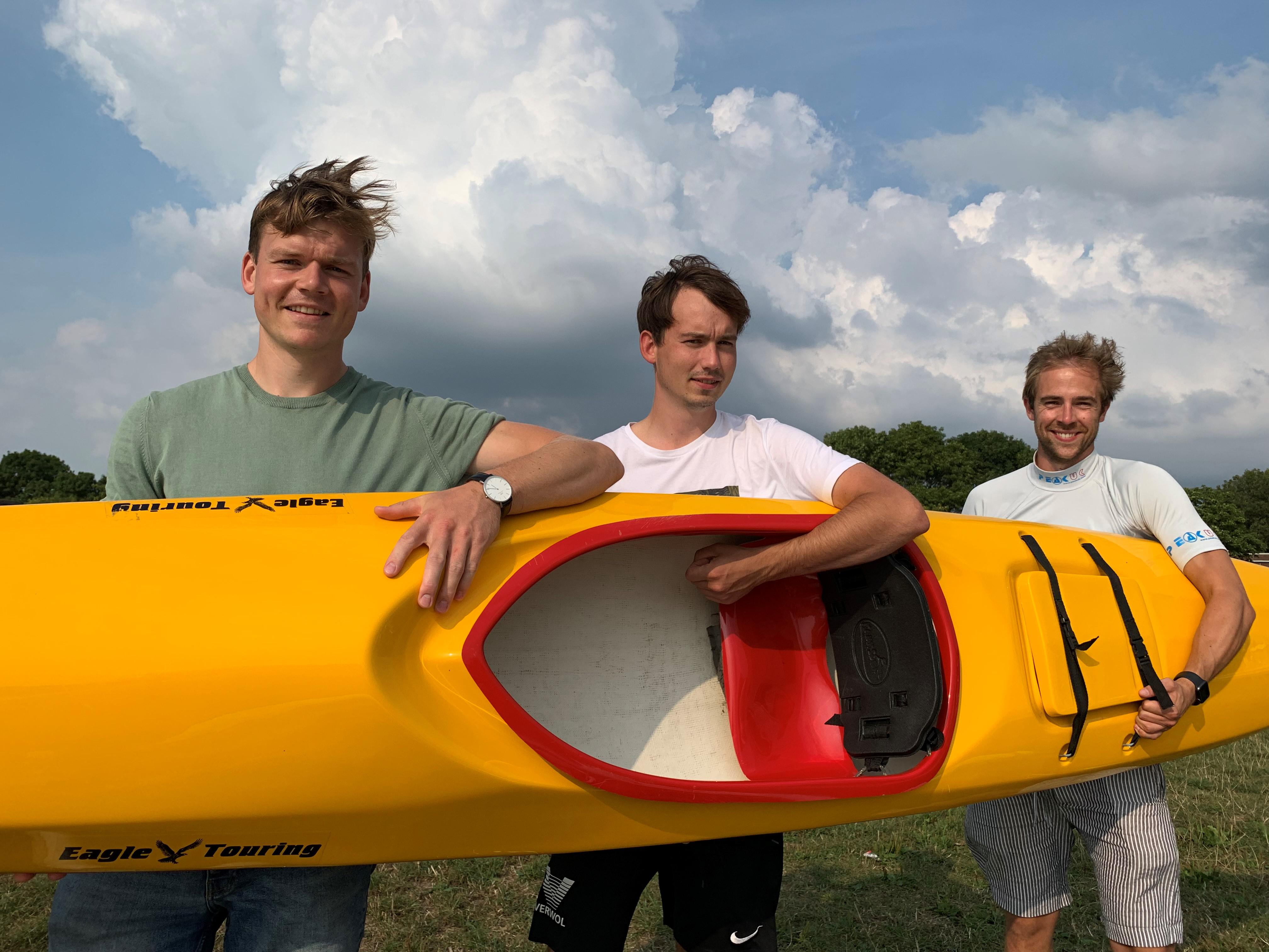 In de kano voor onderzoek naar alvleesklierkanker, en om de overleden vaders te herdenken. ’Aanvanke
