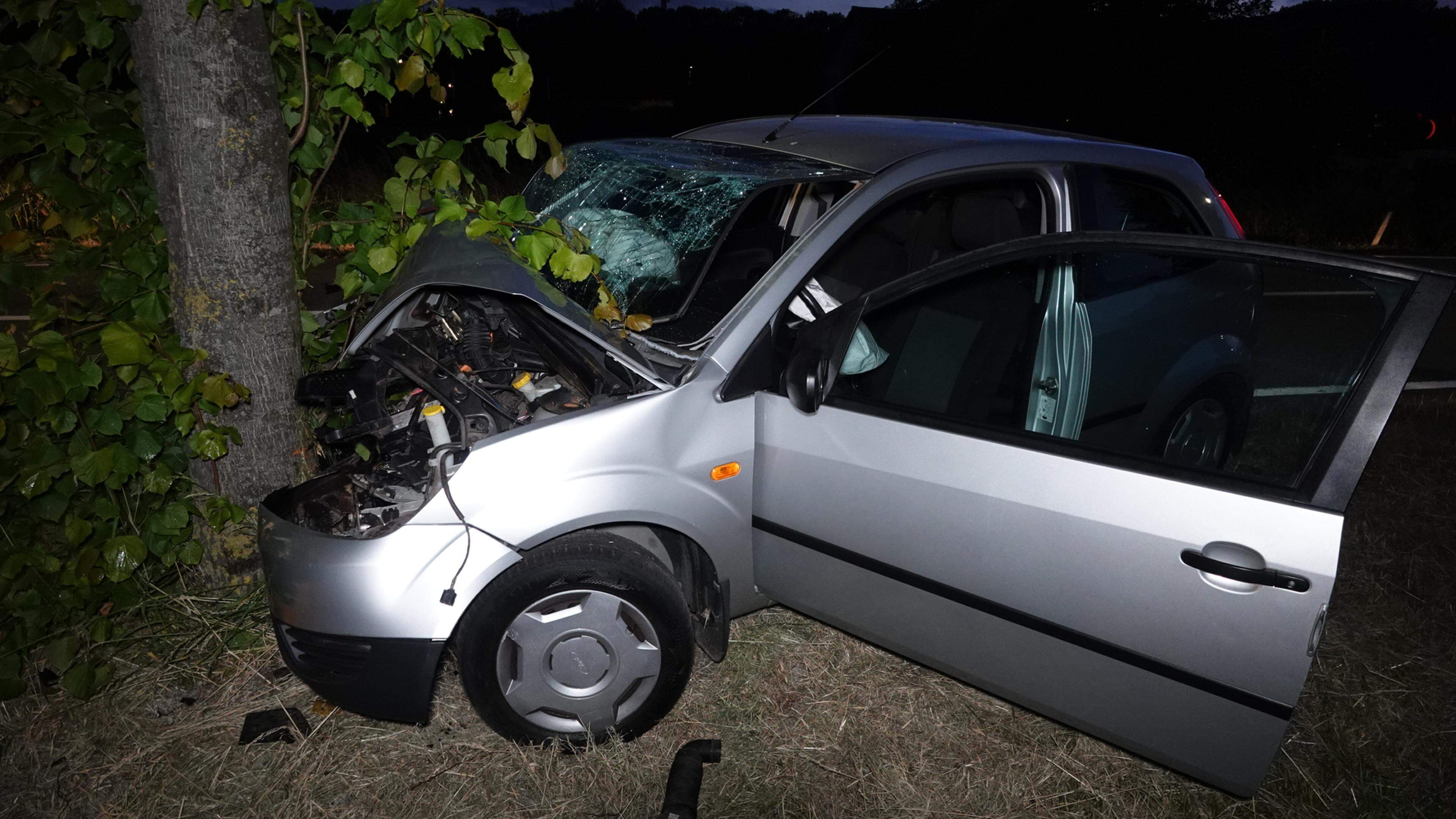 Automobilist (33) naar ziekenhuis na aanrijding tegen boom in Berkhout/Scharwoude