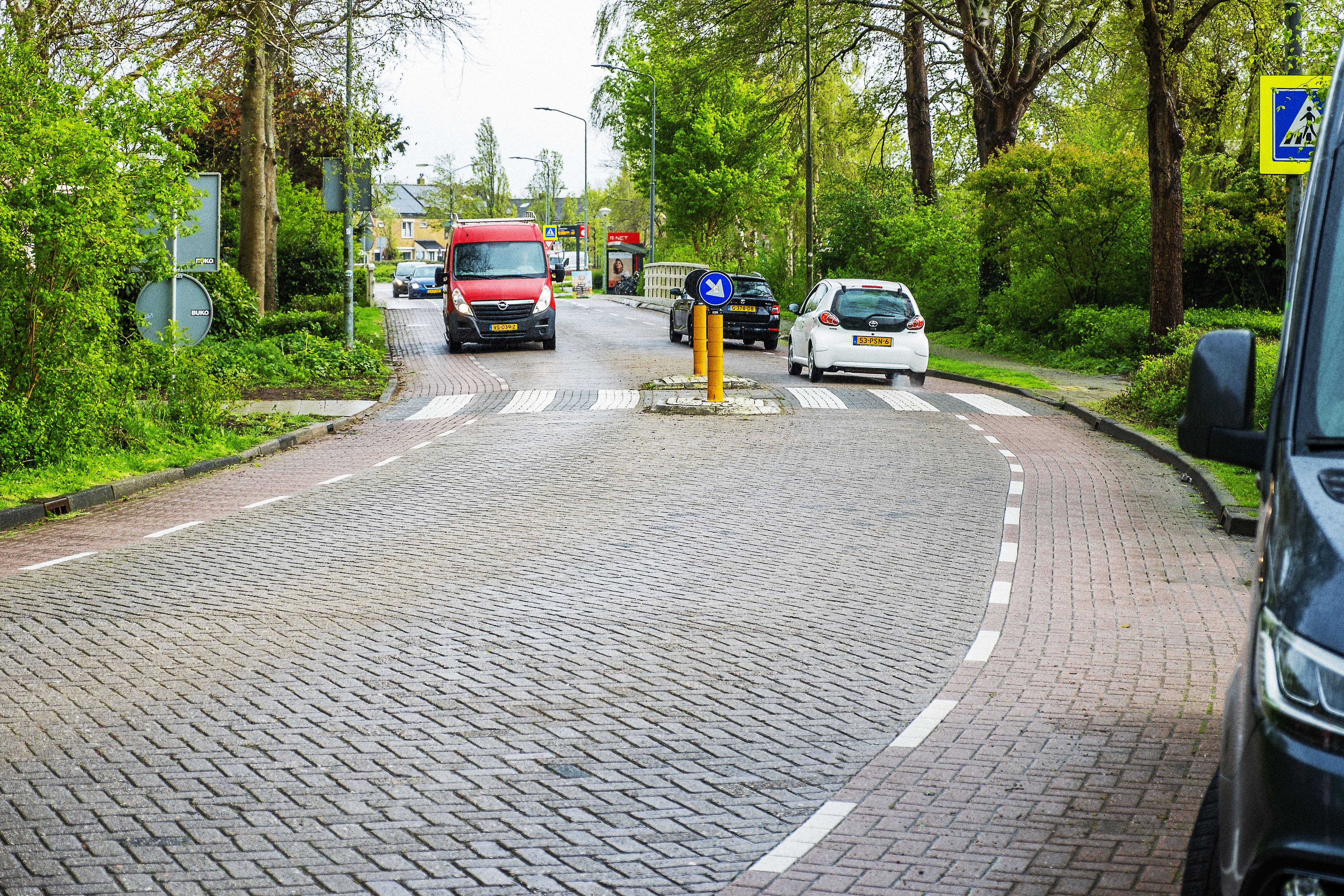 Wie als eerste uitwijkt, verliest. Rijpers brommen om ’levensgevaarlijke’ hoofdweg