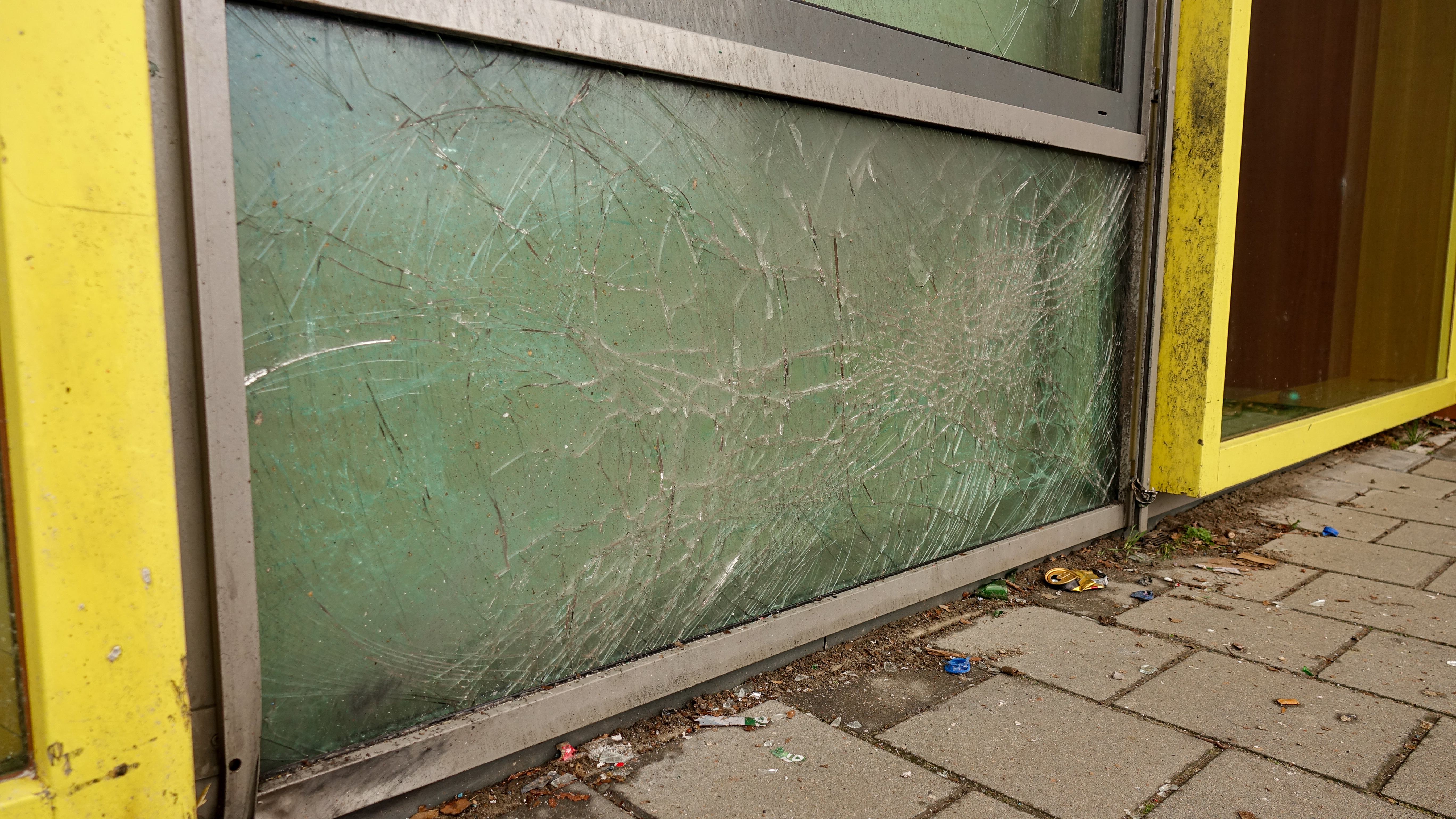 ’Ravage bij Bavoschool in Ursem na afsteken illegale vuurwerk werk van criminelen’. Burgemeester Bon