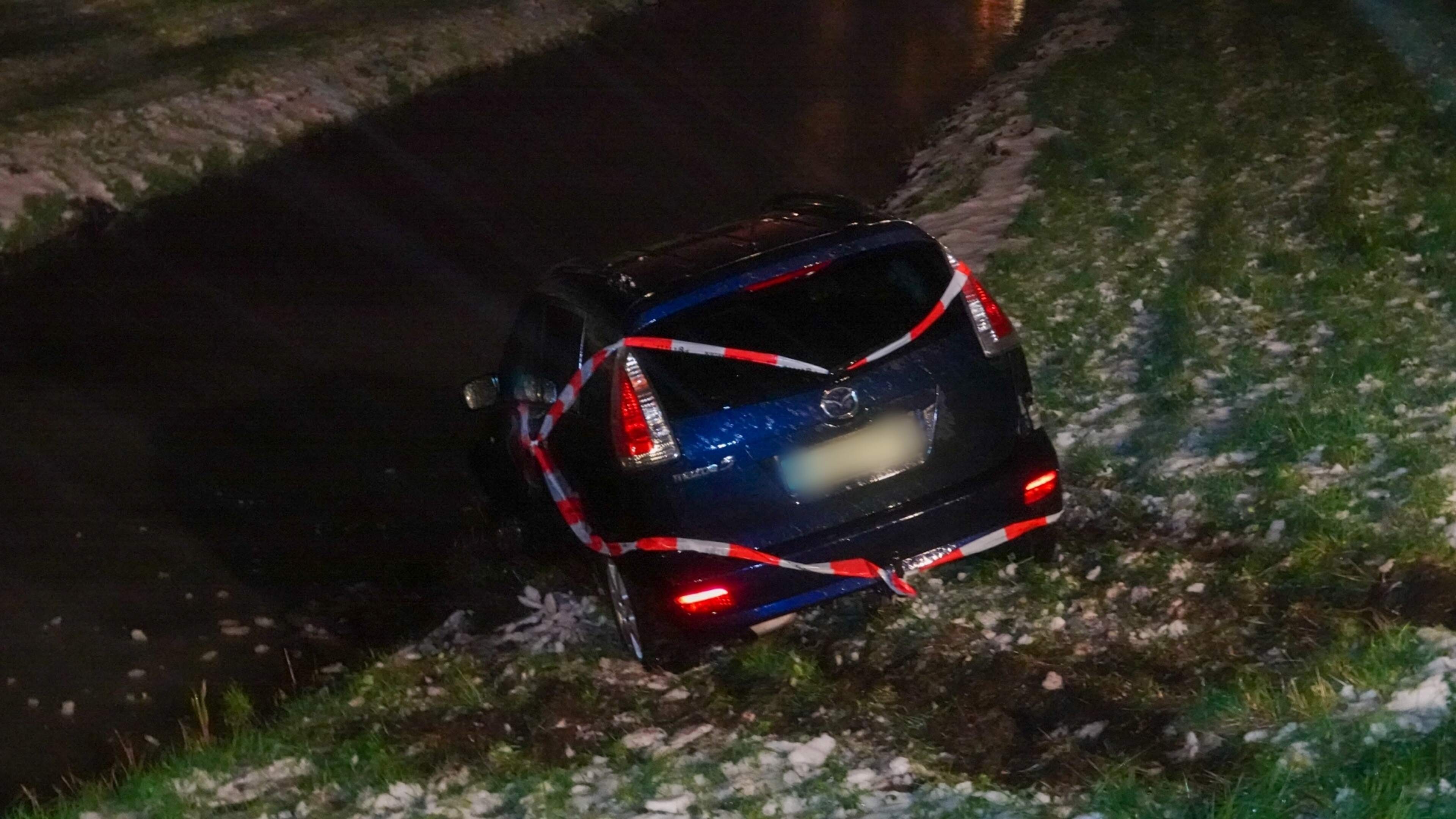 Automobilist belandt door gladheid in sloot in Obdam