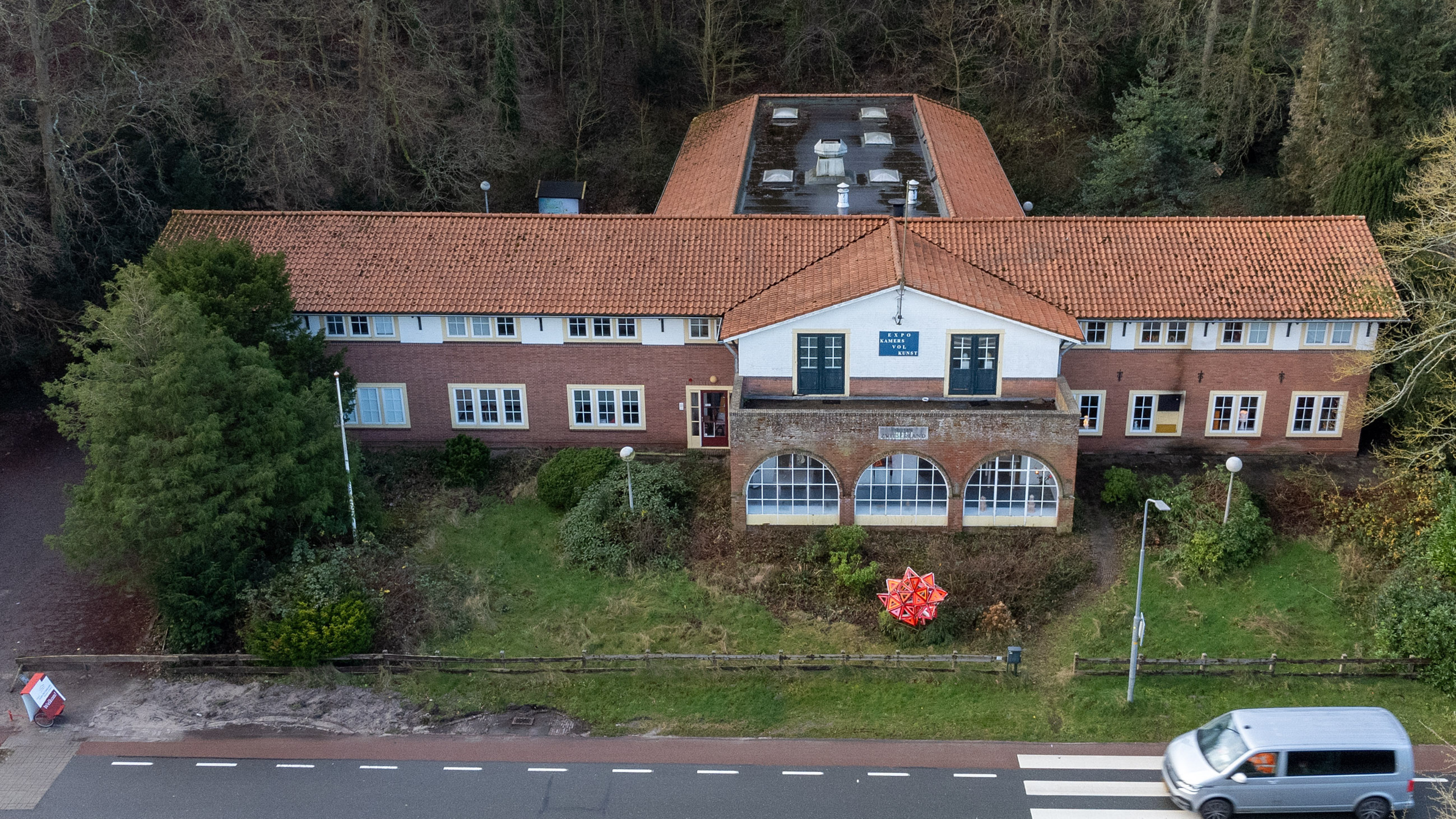 Bewoners Schoorl omarmen juist de jonge asielzoekers. ’Laat je niet bij voorbaat leiden door angst’