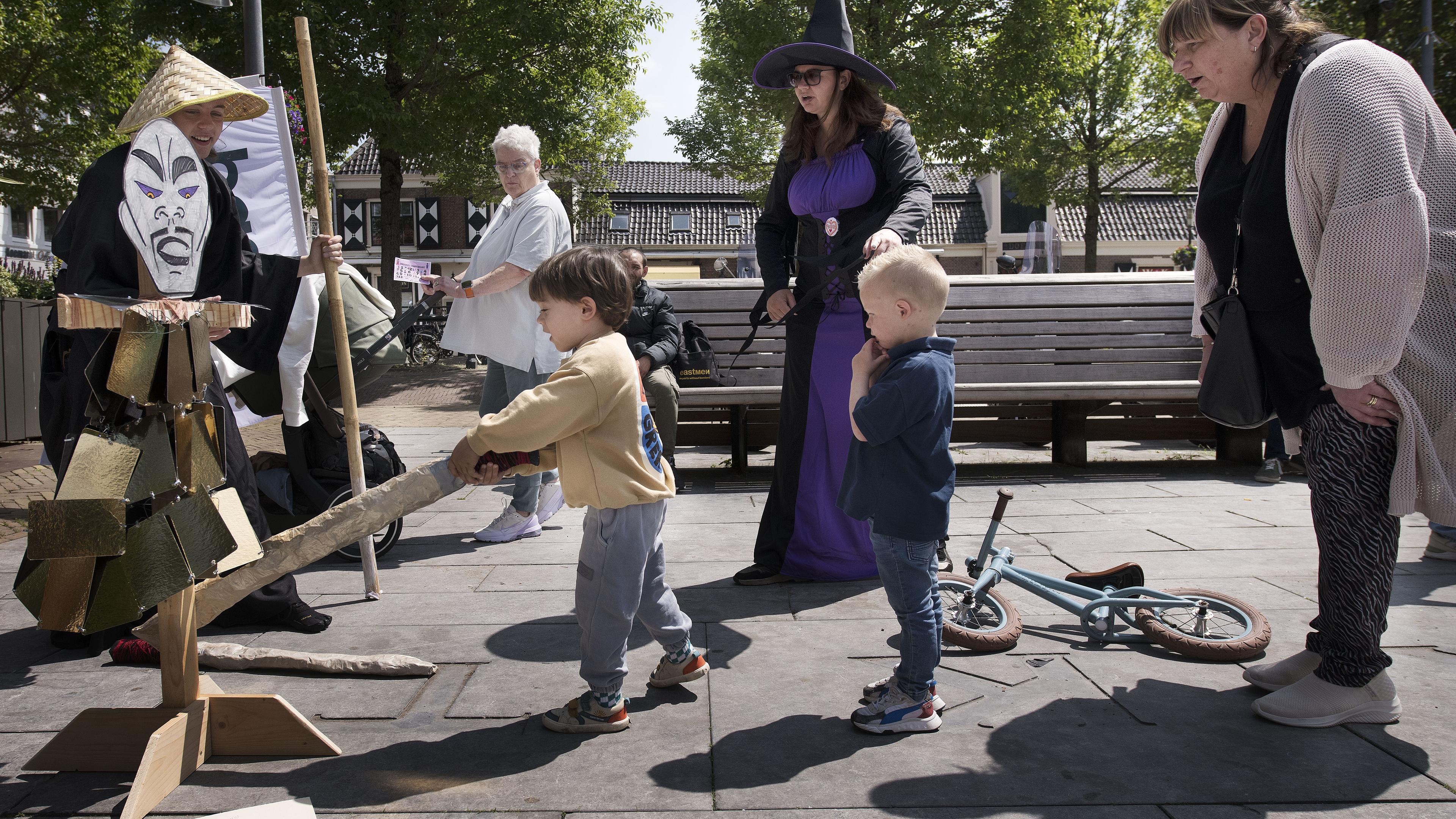 Pinokkioringwerpen en pompoenrace: sprookjesplezier tijdens buitenspeeldag op de Koemarkt in Purmere