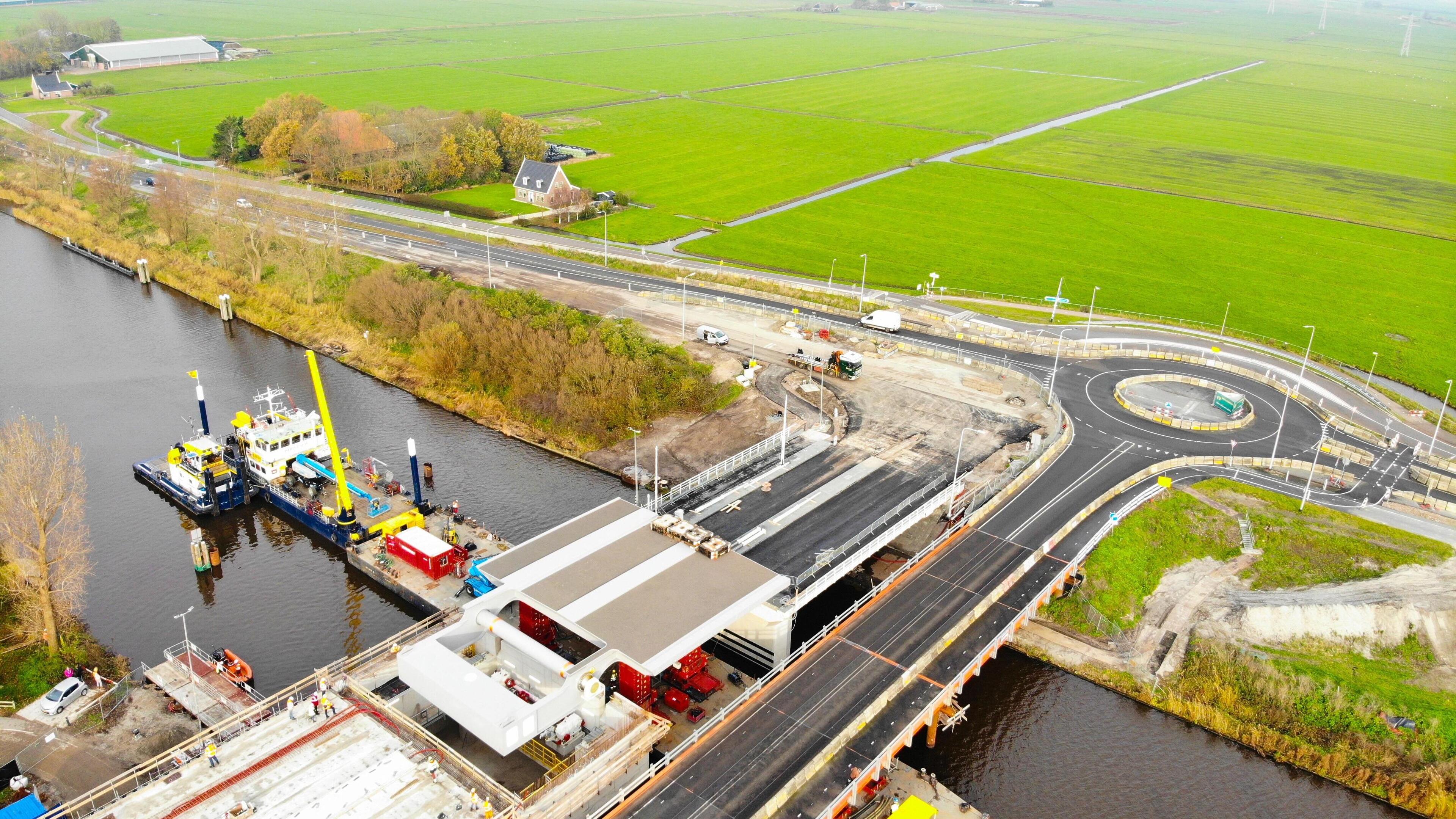 De nieuwe Kogerpolderbrug bij West-Graftdijk ligt op z’n plek, begin volgend jaar wordt hij in gebru