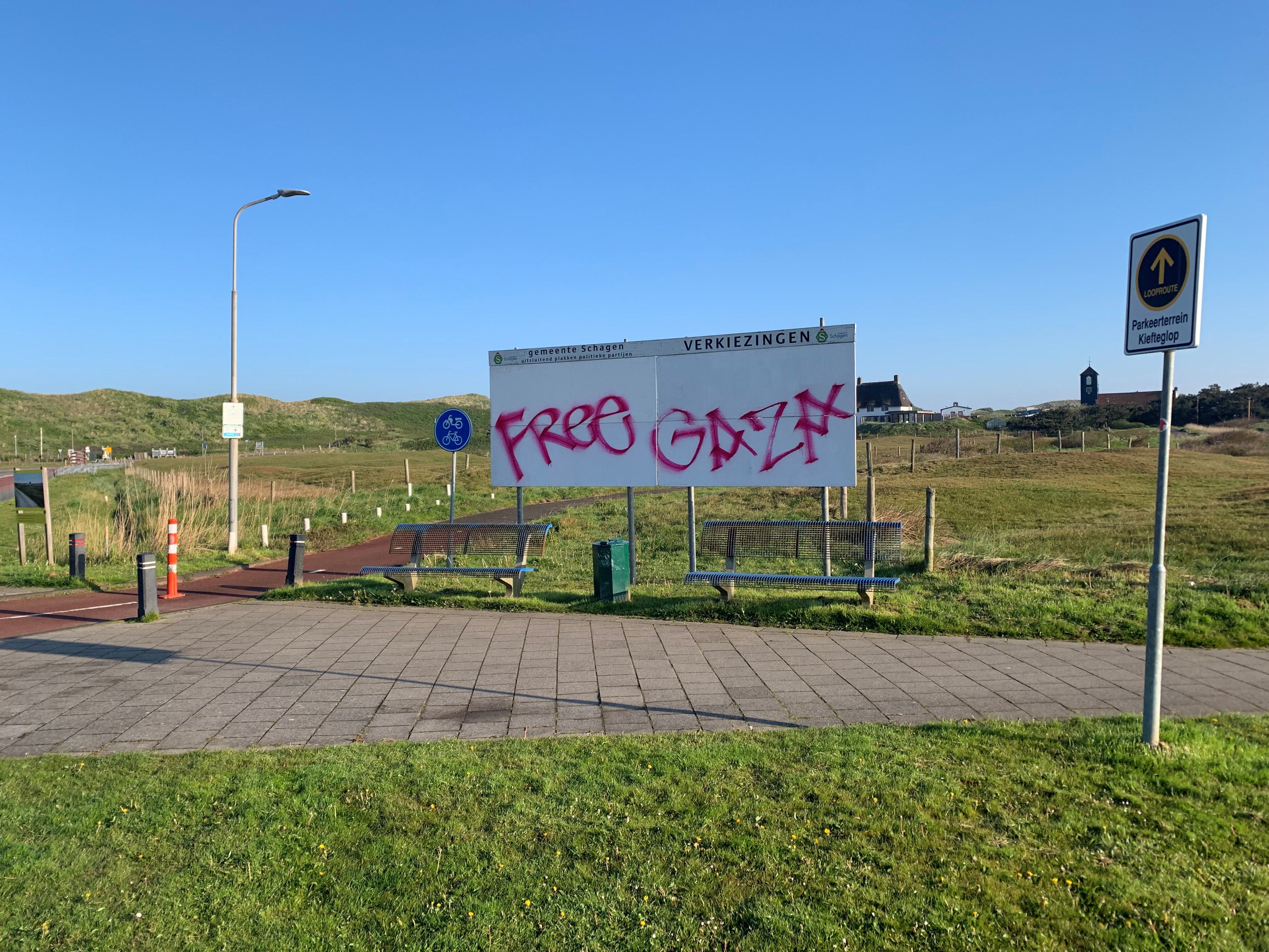’Free Gaza’. Verkiezingsbord Callantsoog beklad met pro-Palestijnse leuze