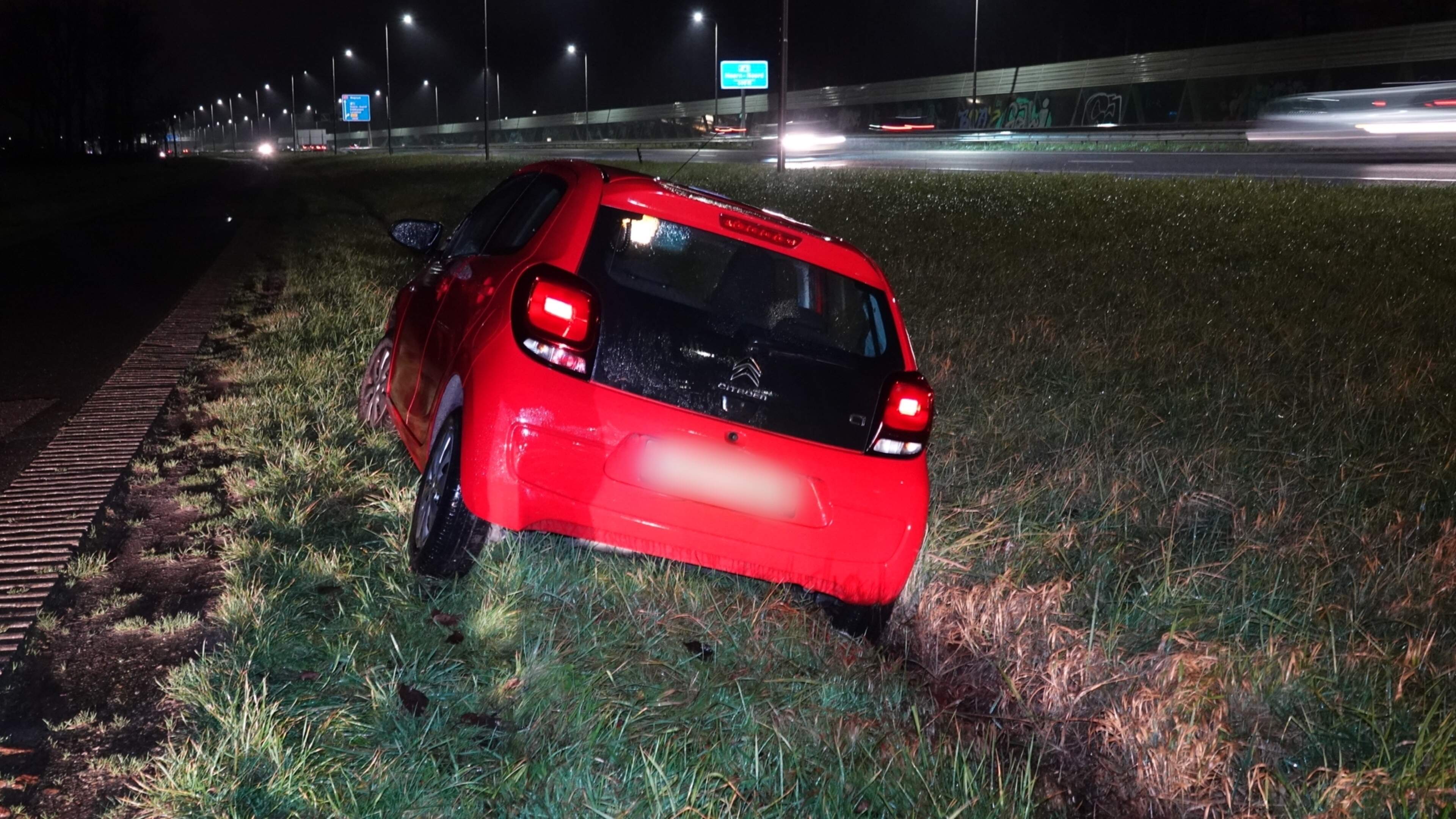Auto vliegt uit de bocht in Berkhout, bestuurder onder invloed
