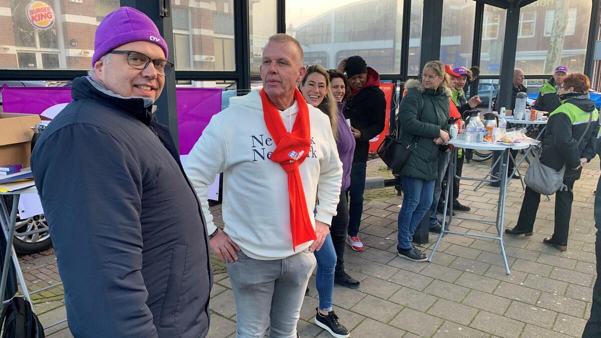 Stakende buschauffeurs zien weinig bussen vertrekken op station Hoorn ...