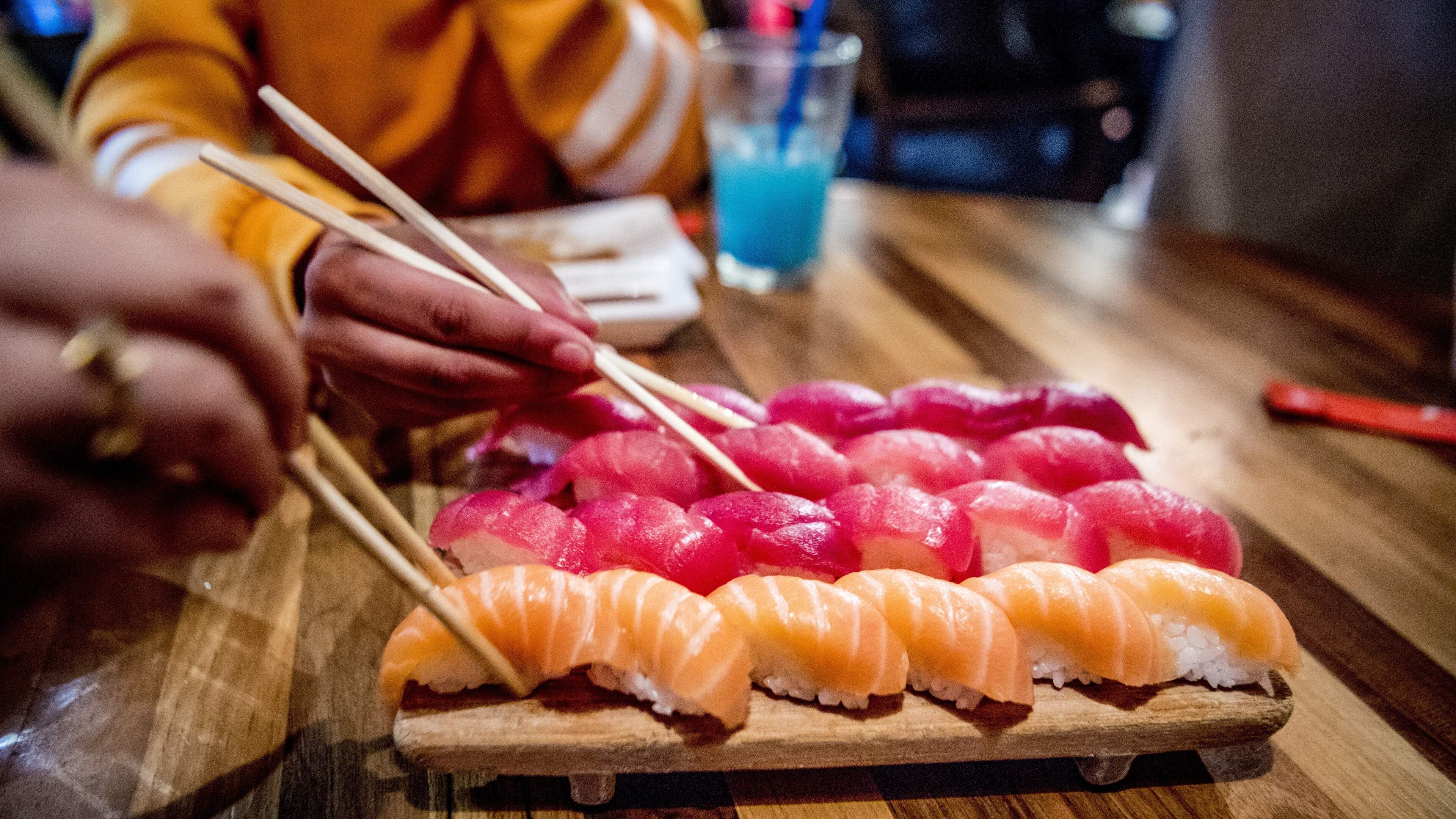 Eating out? Watch for hygiene and check reviews and food safety reports