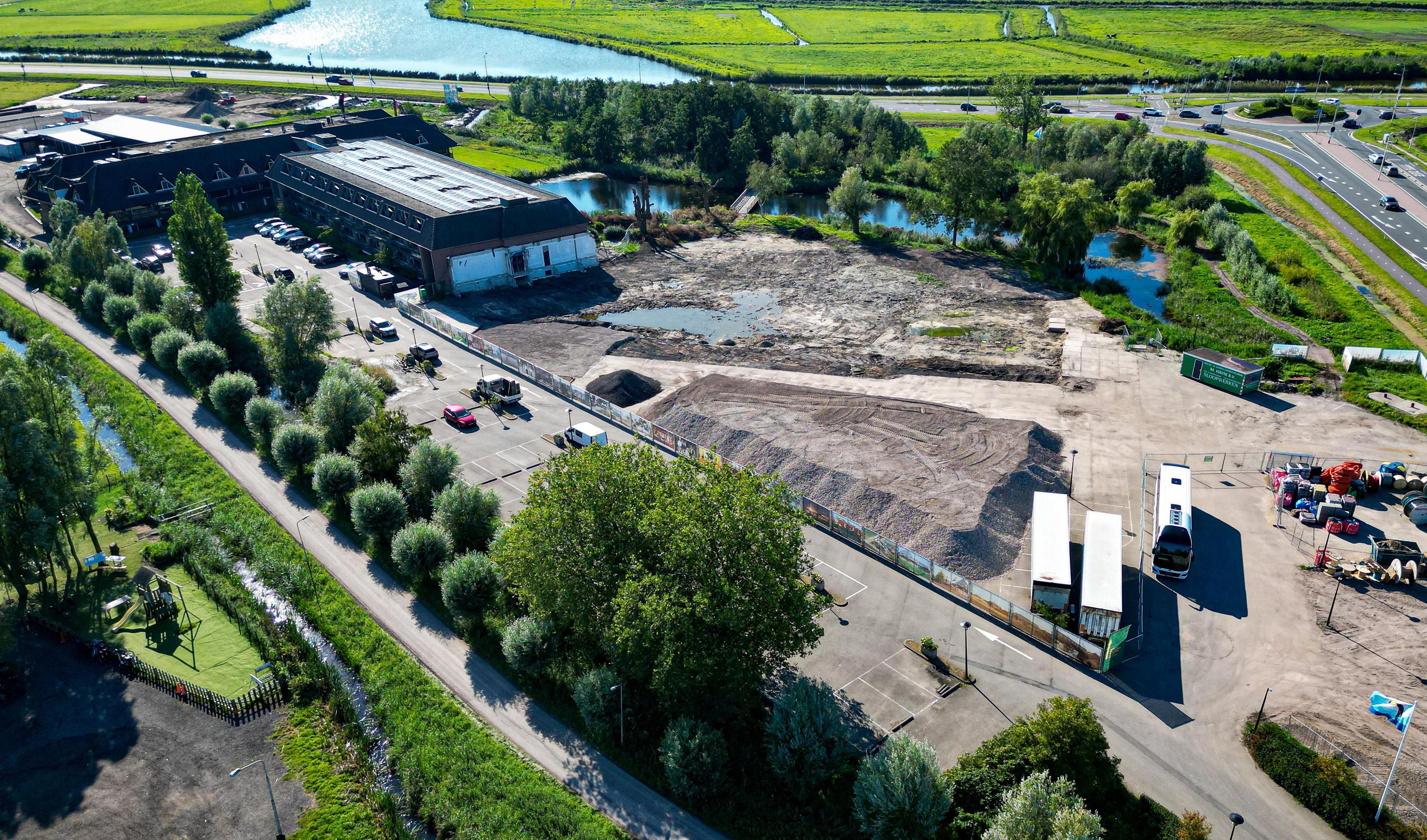 Agenten regelmatig aanwezig bij Van der Valk Katwoude na komst asielzoekers, Edam-Volendam probeert 