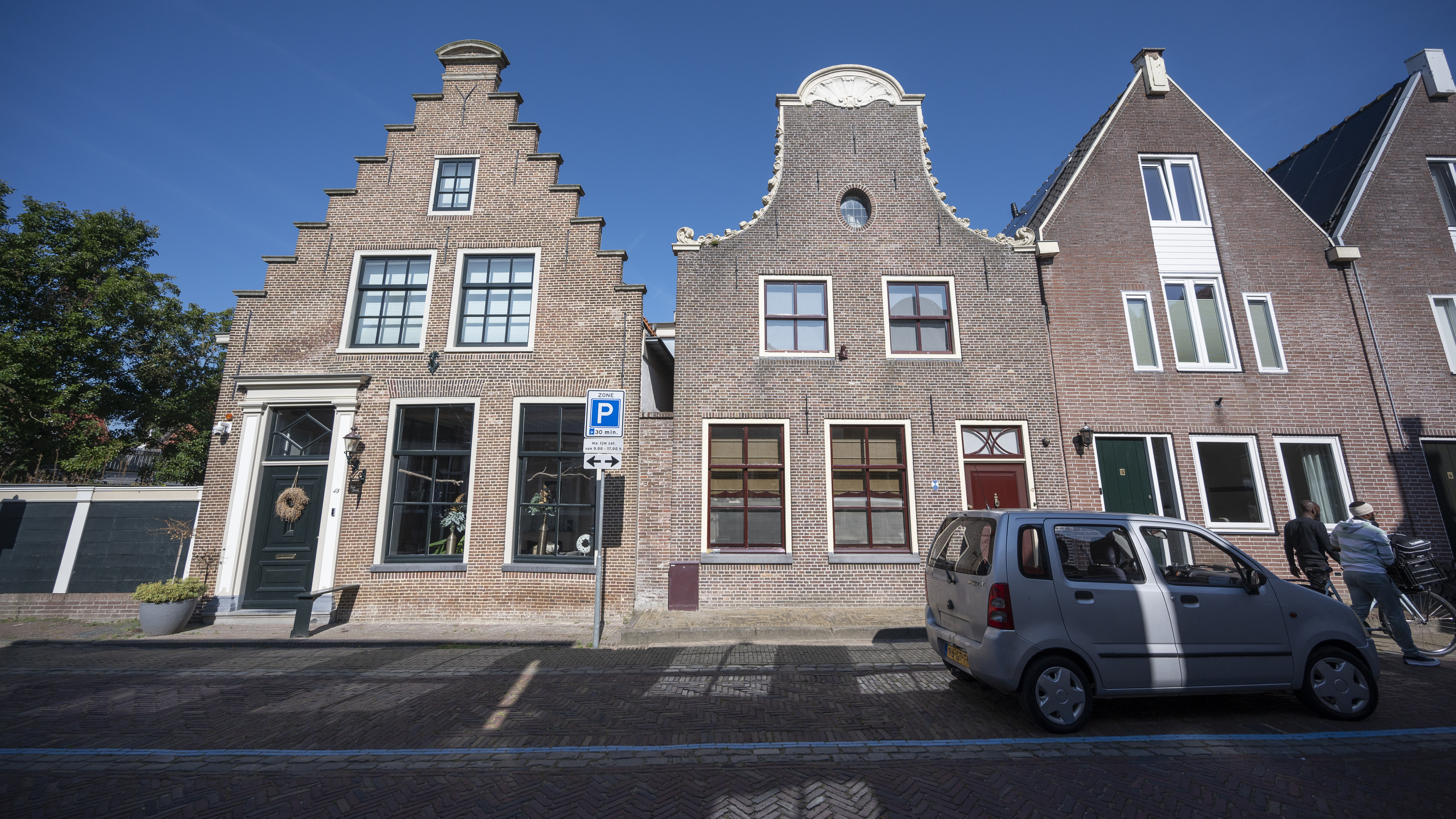 Scheepstra krijgt er flink van langs in ’blauwestrepenkwestie’: Waterlandse wethouder overleeft moti