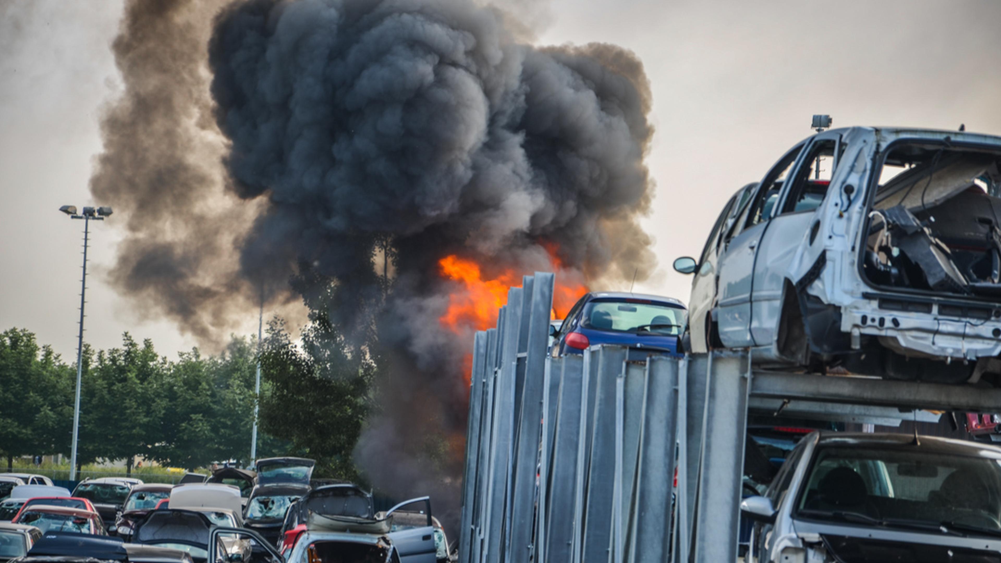 Grote brand bij autosloperij Oosterblokker | Noordhollands Dagblad