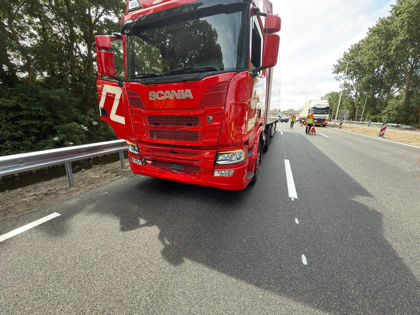 Vrachtwagen knalt achterop auto bij A8 in Zaandam, bestuurder naar