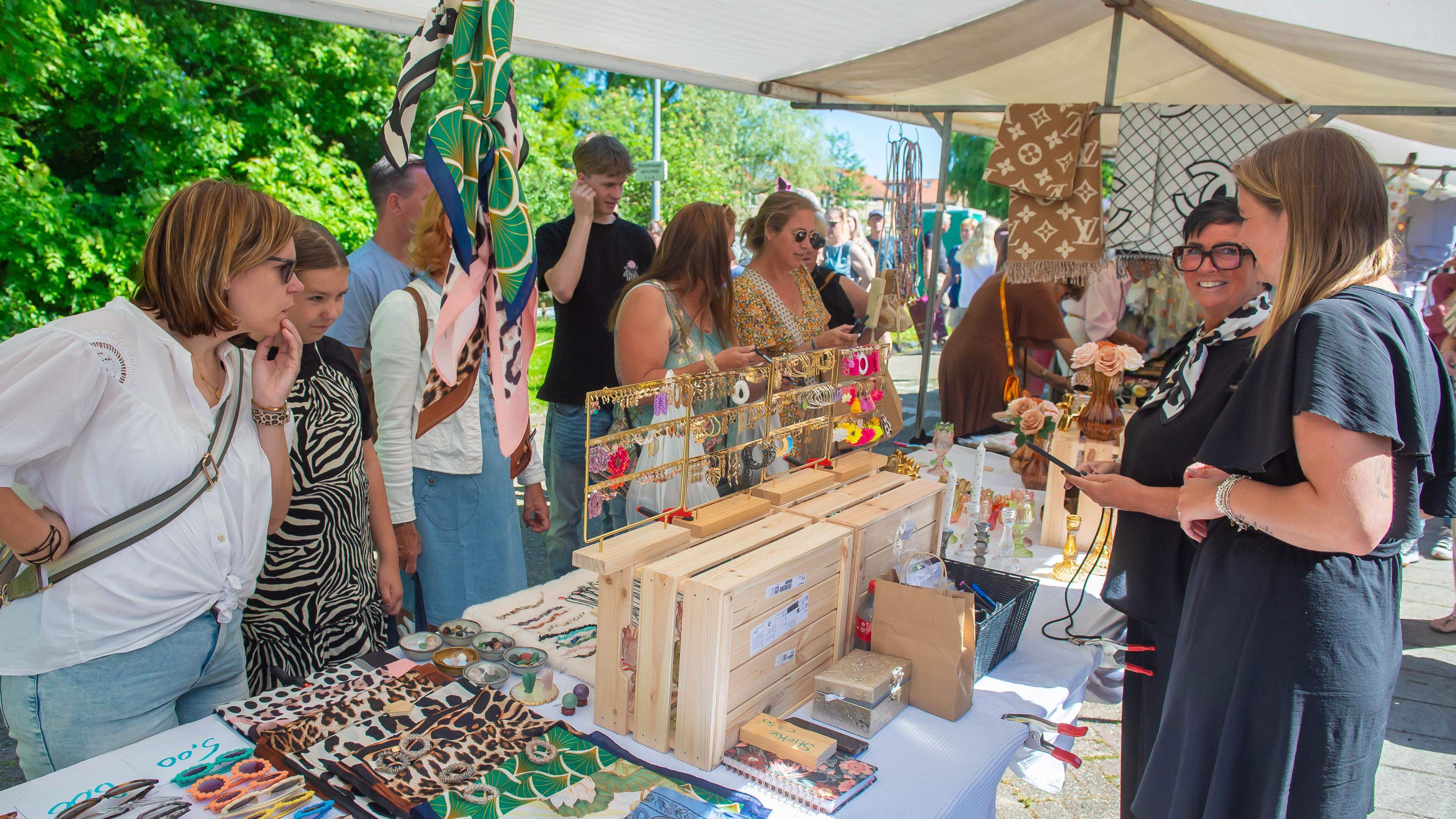 Zonovergoten Moederdagbraderie in Oostzaan weer drukbezocht