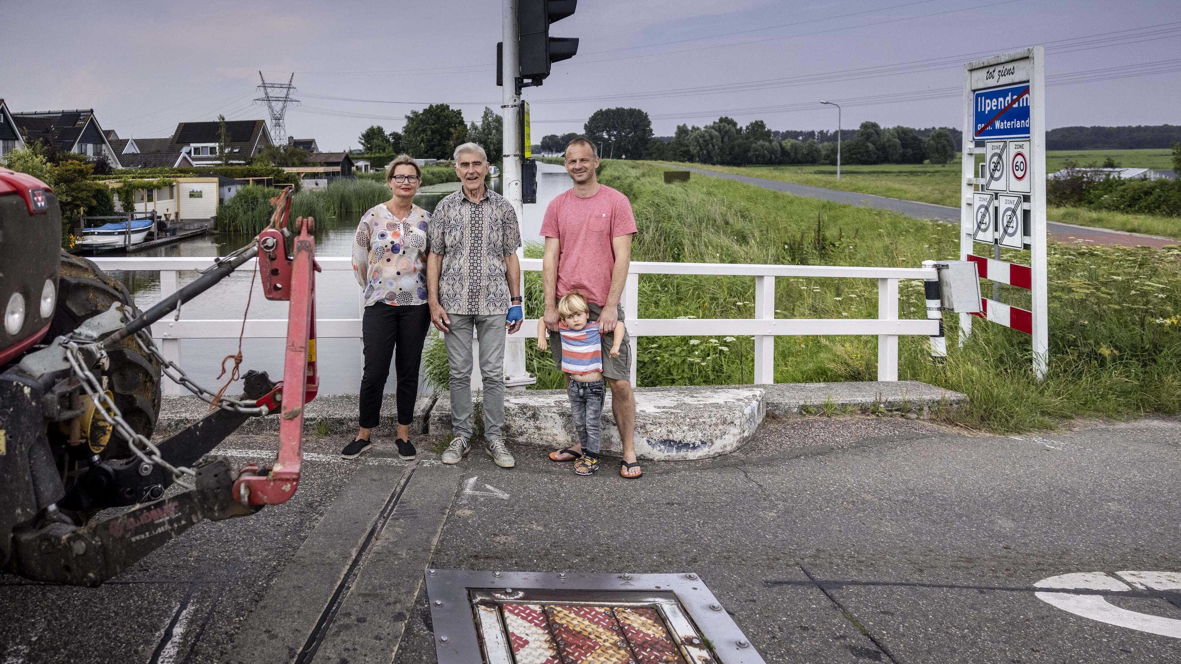 Blokkade tegen sluipverkeer Ilpendam niet wegbezuinigd, maar vernieuwd: poller op de Hofbrug moet on