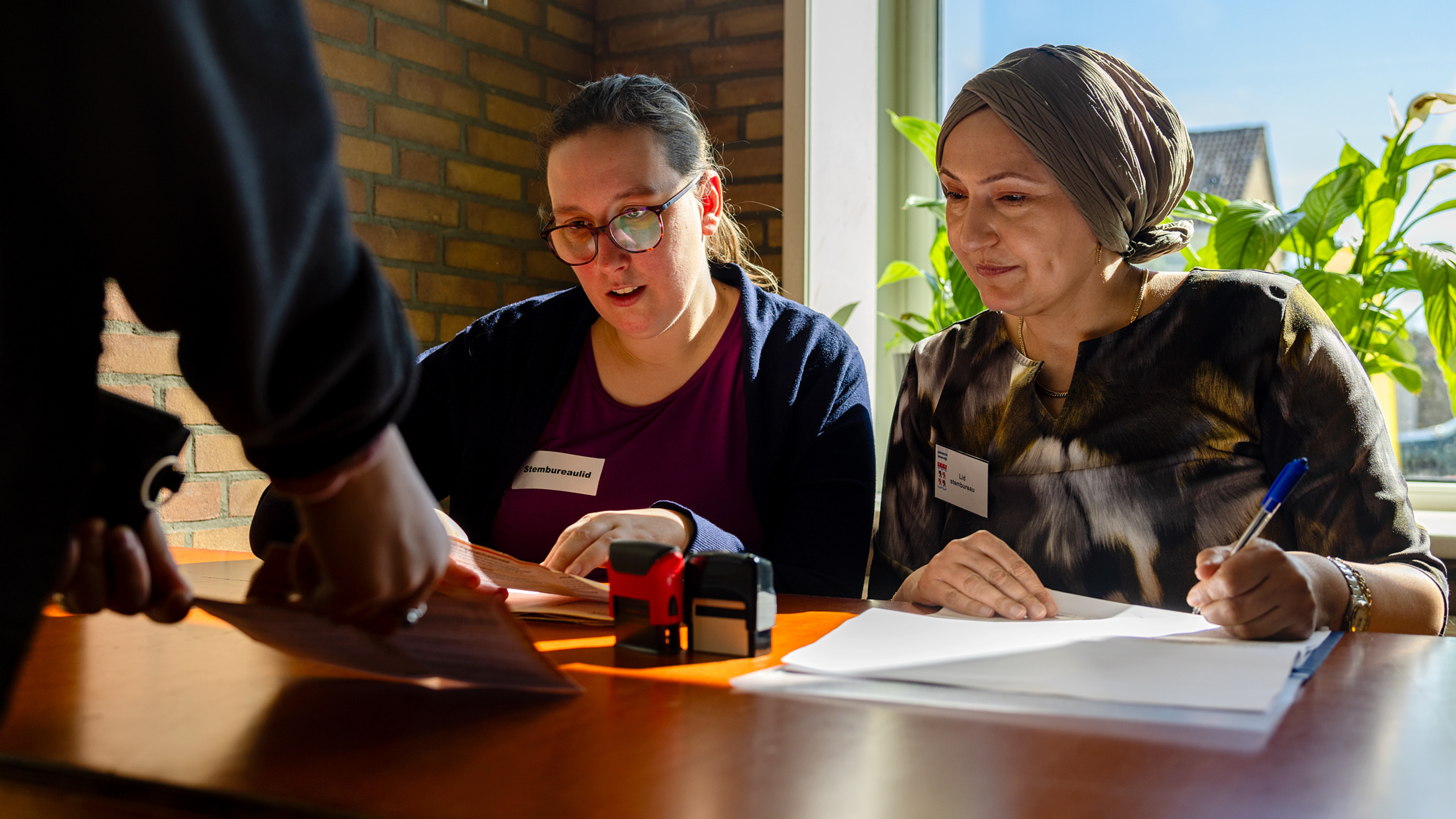 Prokkel duo Sylvana and Funda get things done at polling station 13: ‘Thanks to her, we’ll have the highest turnout in Beverwijk’