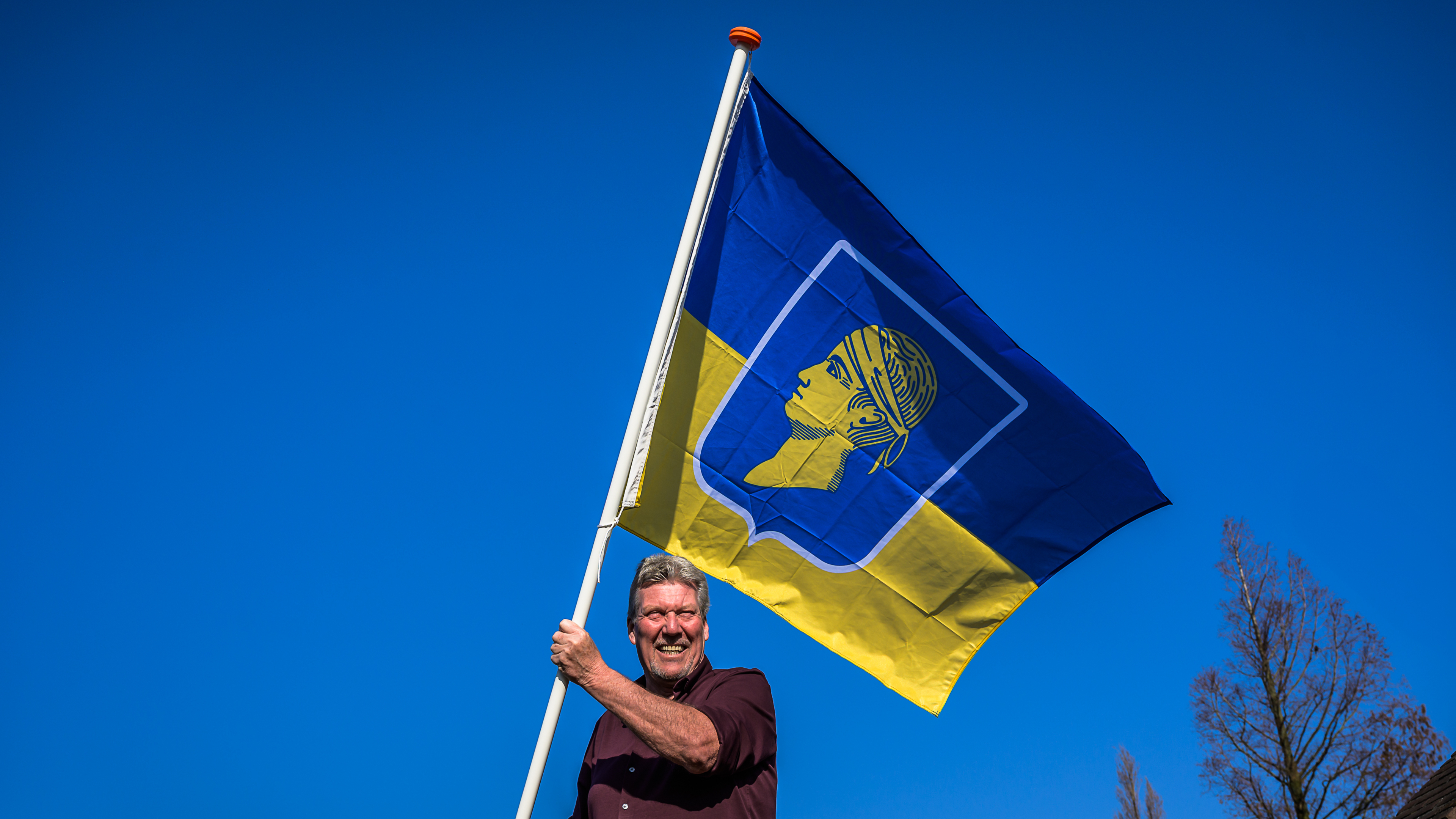Marken presenteert nieuwe vlag aan het eiland na commotie over slavernijverleden: ’Zwaar overdreven,