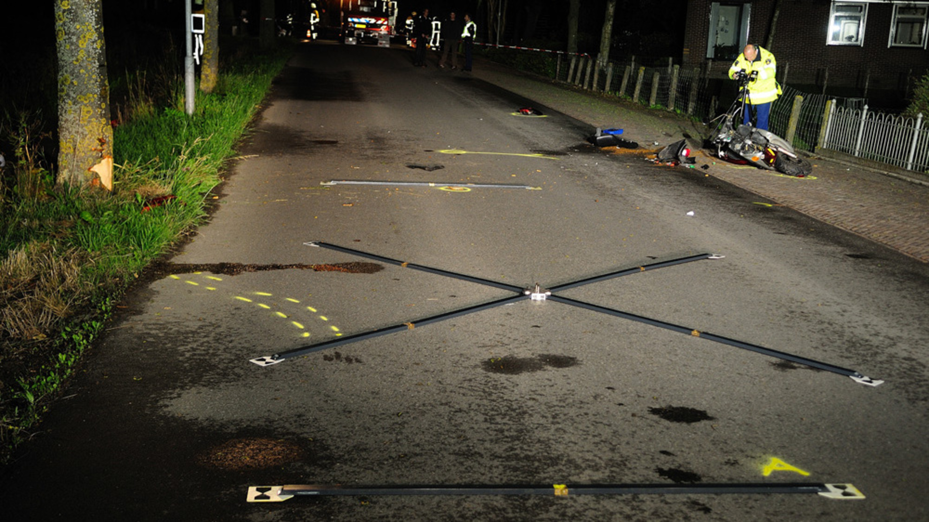 Scooterrijder botst tegen boom