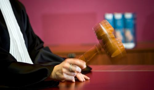Opperdoezer werd gek van overlast buurvrouwen en nam recht in eigen hand: werkstraf en boete na zwar