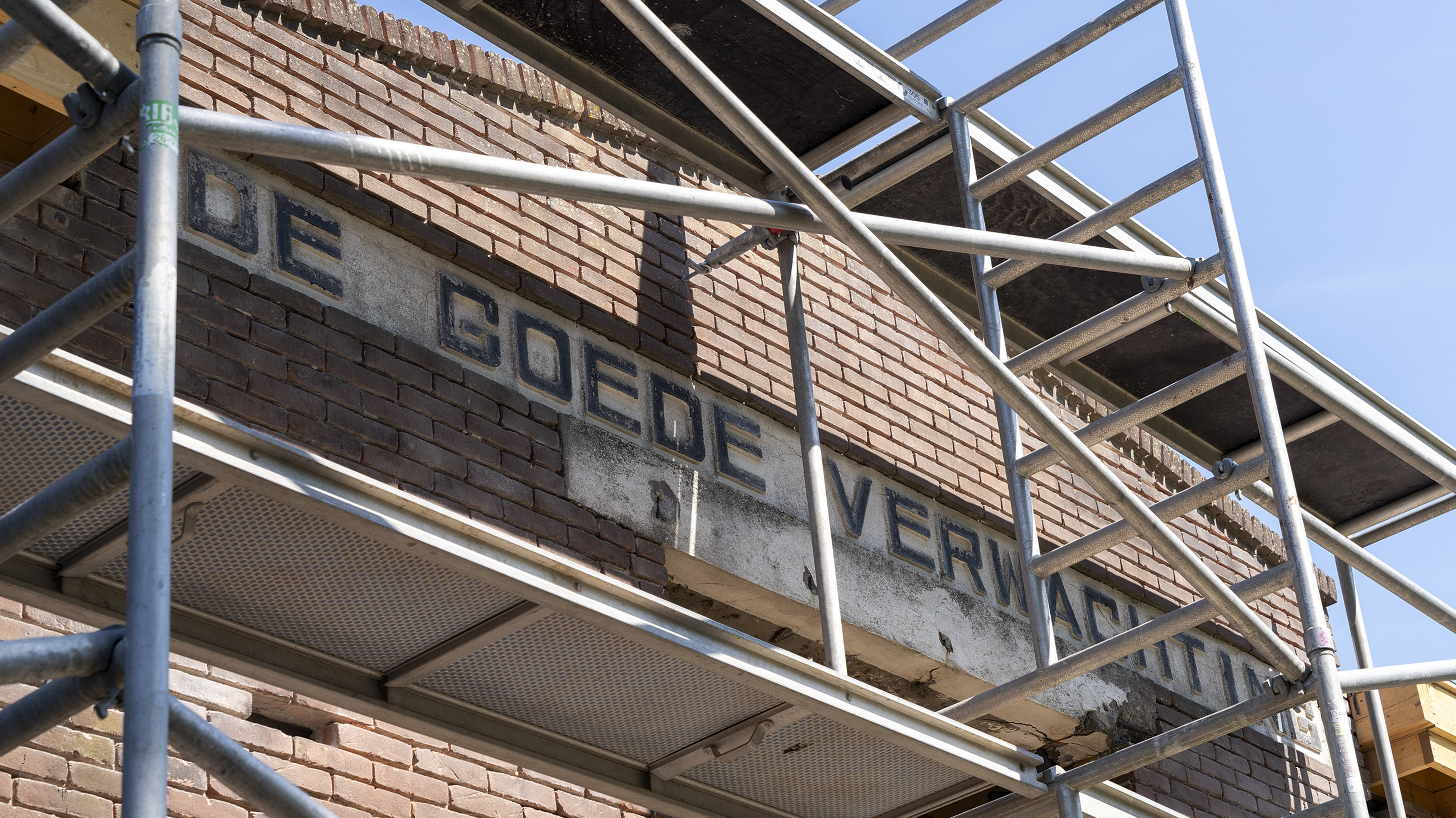 Twee woningen en vier appartementen met de contouren van de oude melkfabriek. In Schoorl wordt hard 