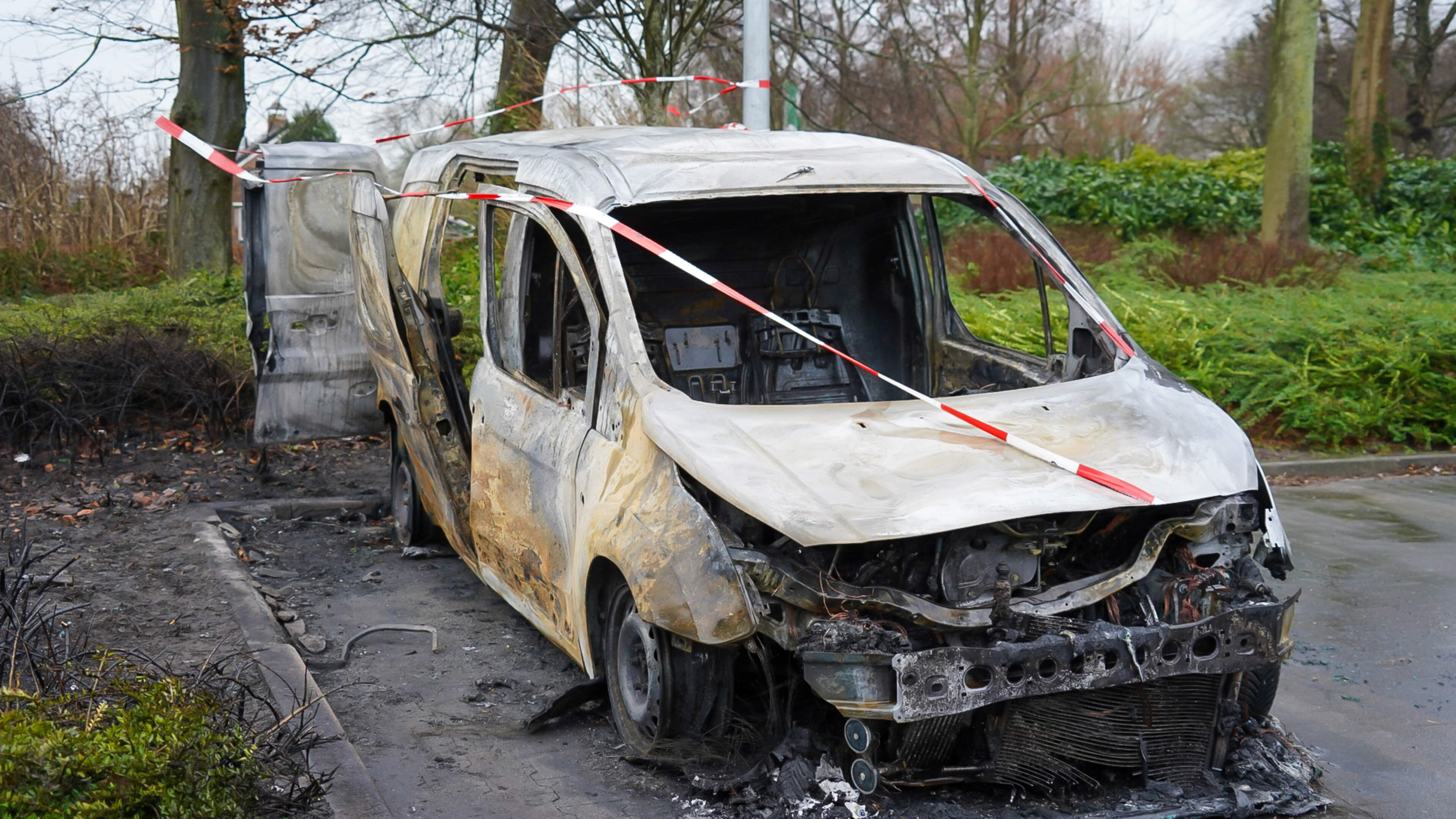 Bestelbus zwaar beschadigd door brand in Wieringerwerf