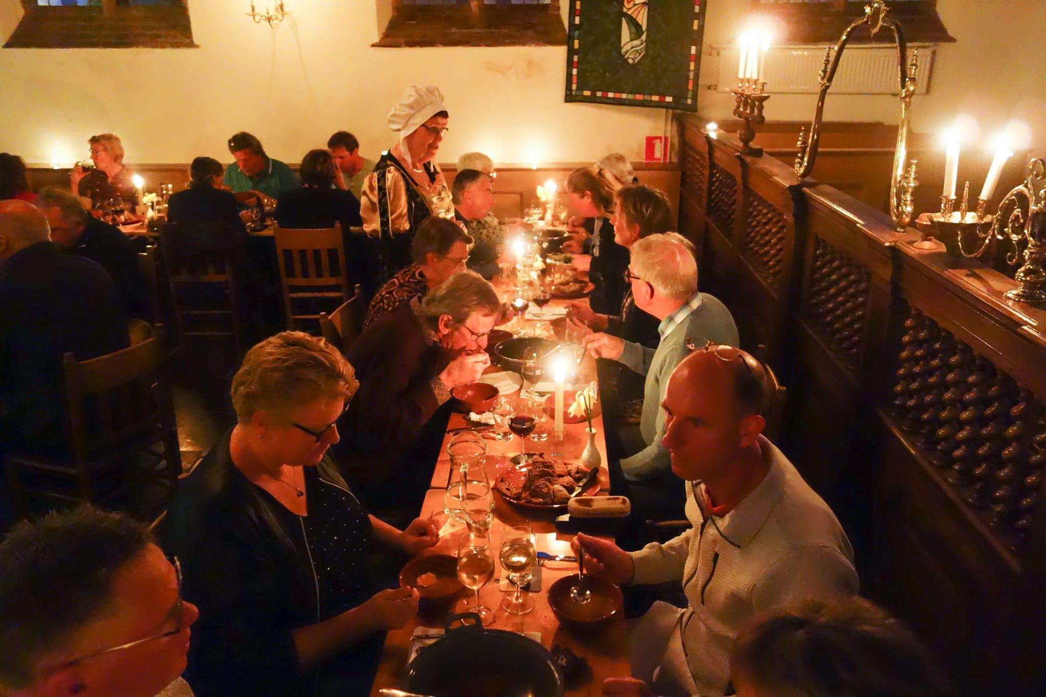 Zelf opscheppen en eten van tafel: middeleeuwse taferelen in Opperdoes