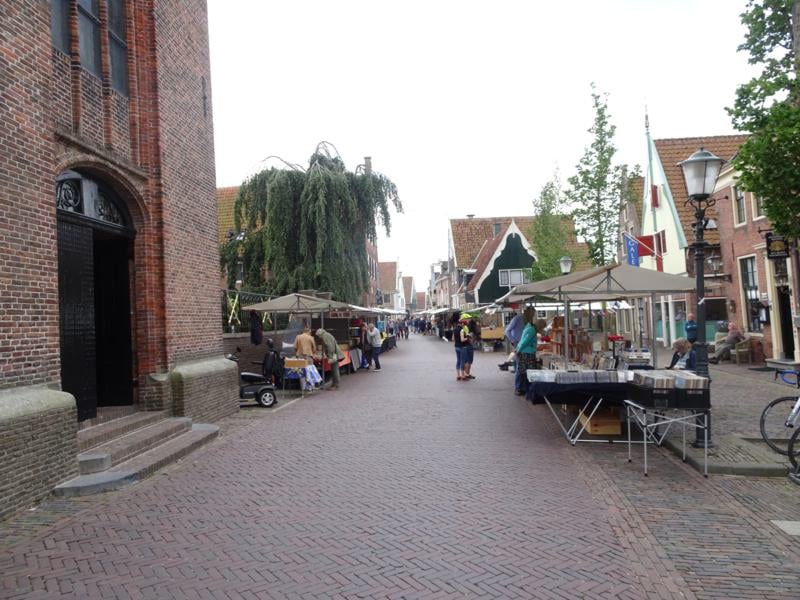 Kunst- en boekenmarkt in centrum van De Rijp