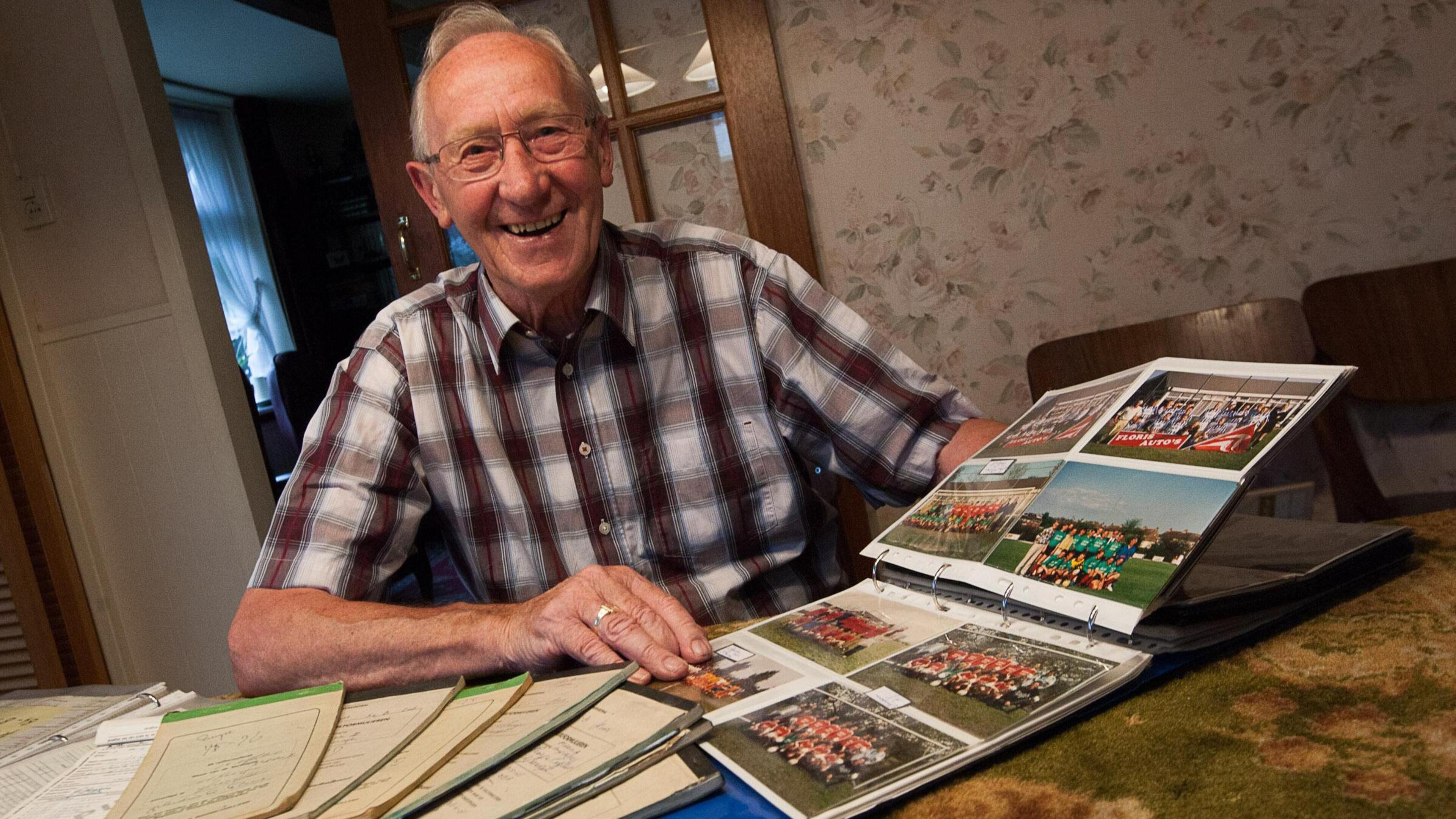 De mooiste verhalen van Arie Floris (1924-2022) hoorde je aan de Spierdijker keukentafel