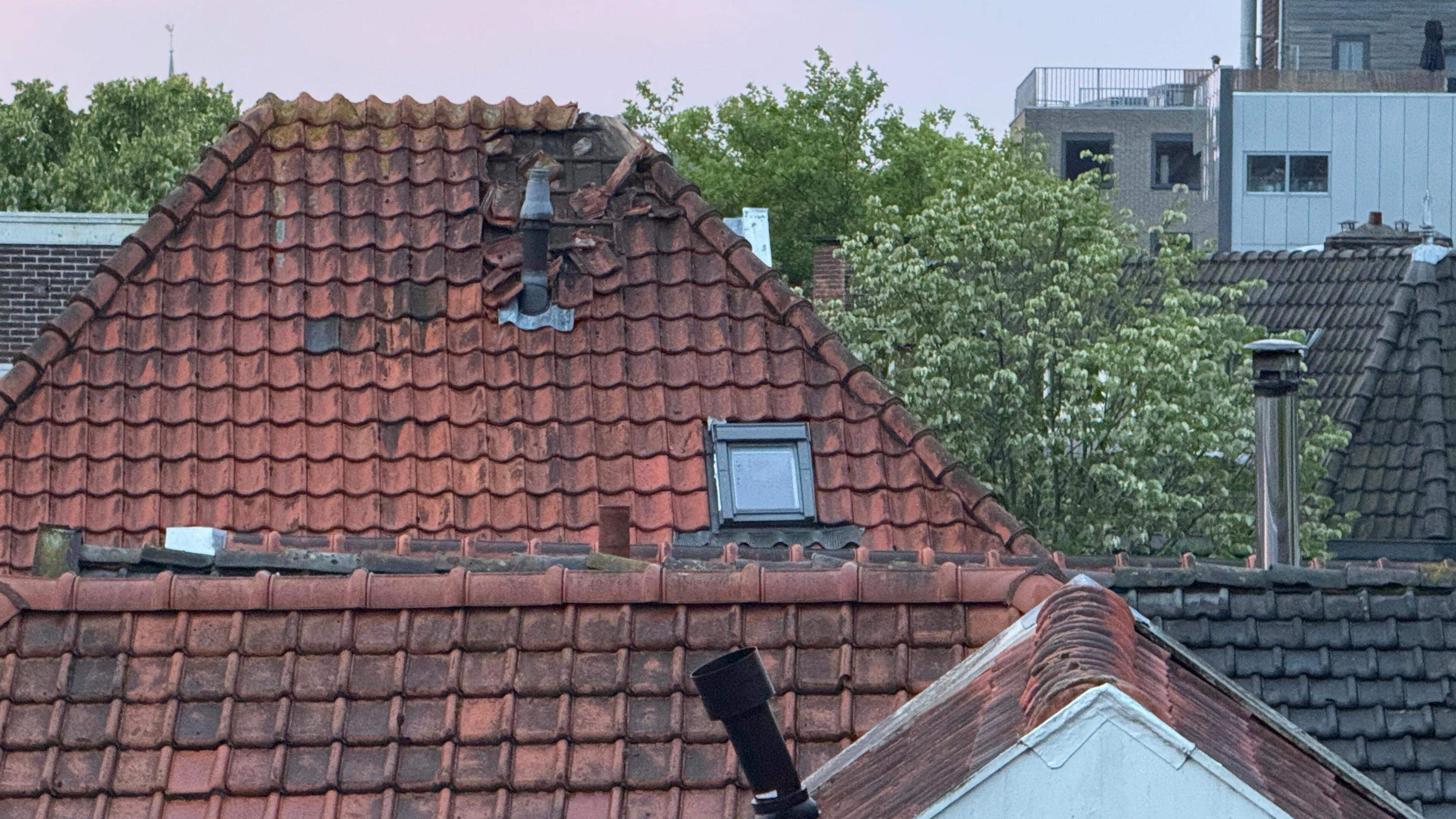 Woning in Zaandam getroffen door bliksem: gezin met twee kinderen ongedeerd, maar veel schade