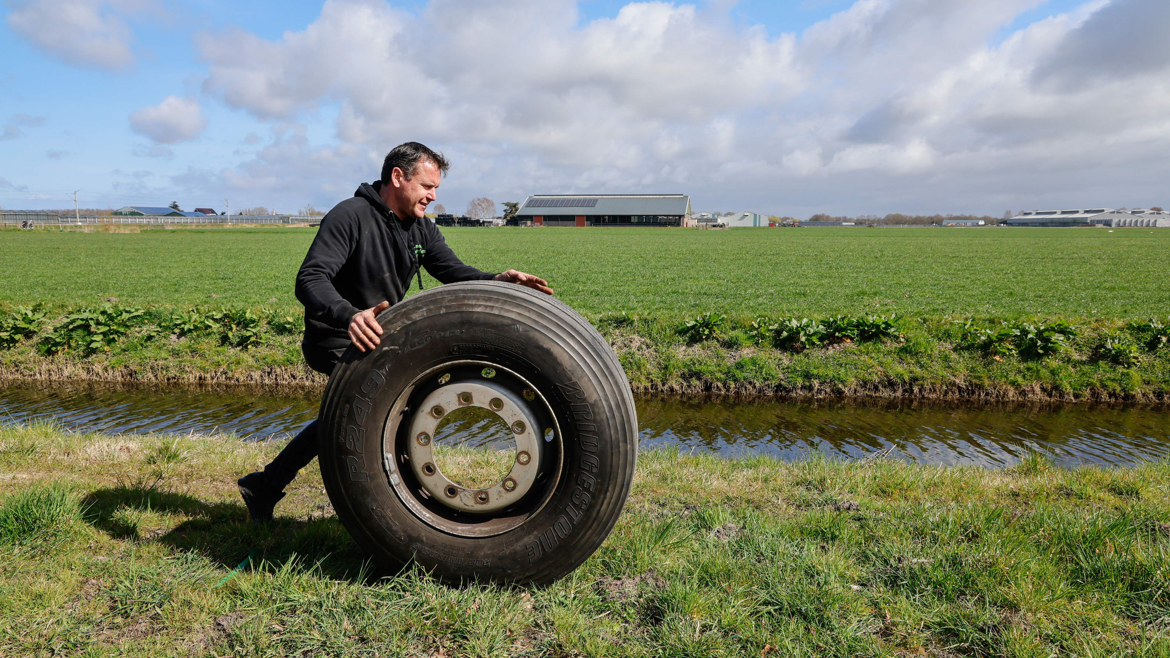 Omzet van Laan Banden in Hoogkarspel rolt stevig door: ’Ik ben de wegenwacht voor truckers’